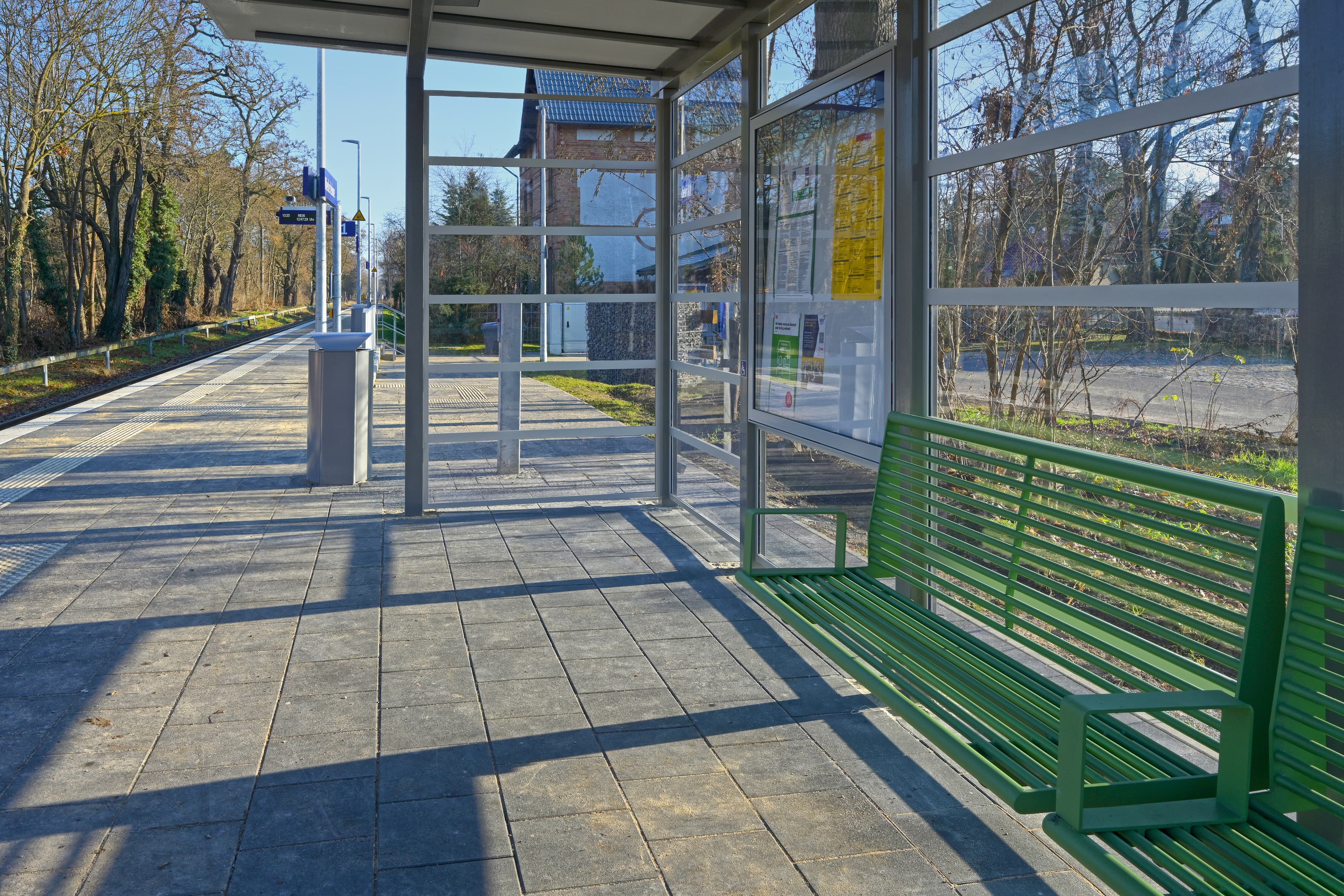 Das neue Wetterschutzhäuschen mit Sitzbank am Bahnsteig.