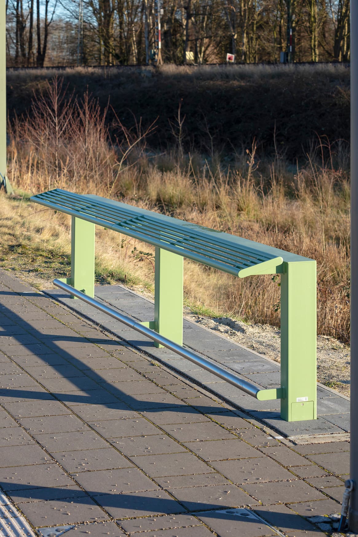 Am Rande des Bahnsteigs eine Anlehnmöglichkeit.