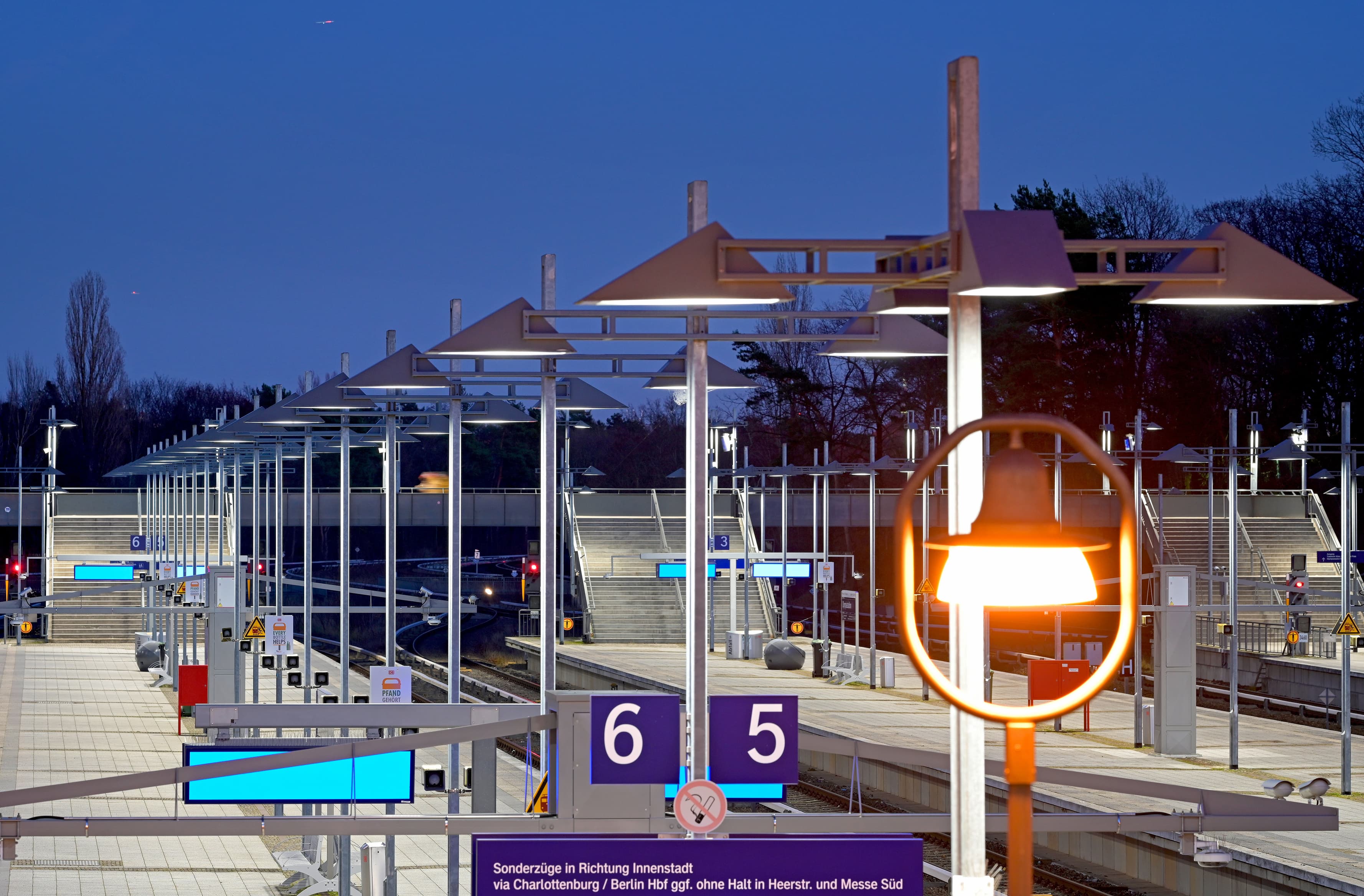 Blick auf die Bahnsteige mit Beleuchtungen