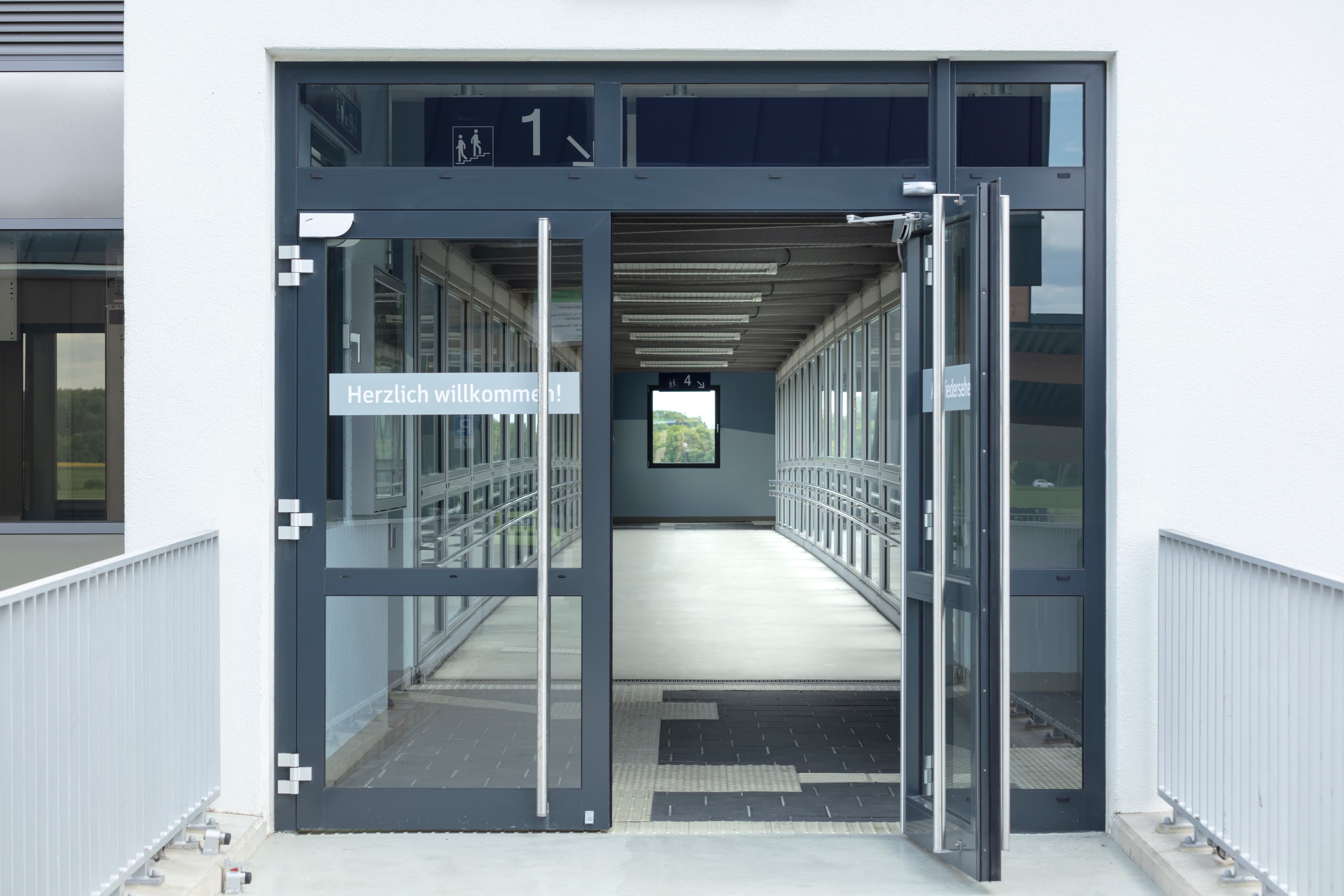 Blick auf eine neue Automatiktür
