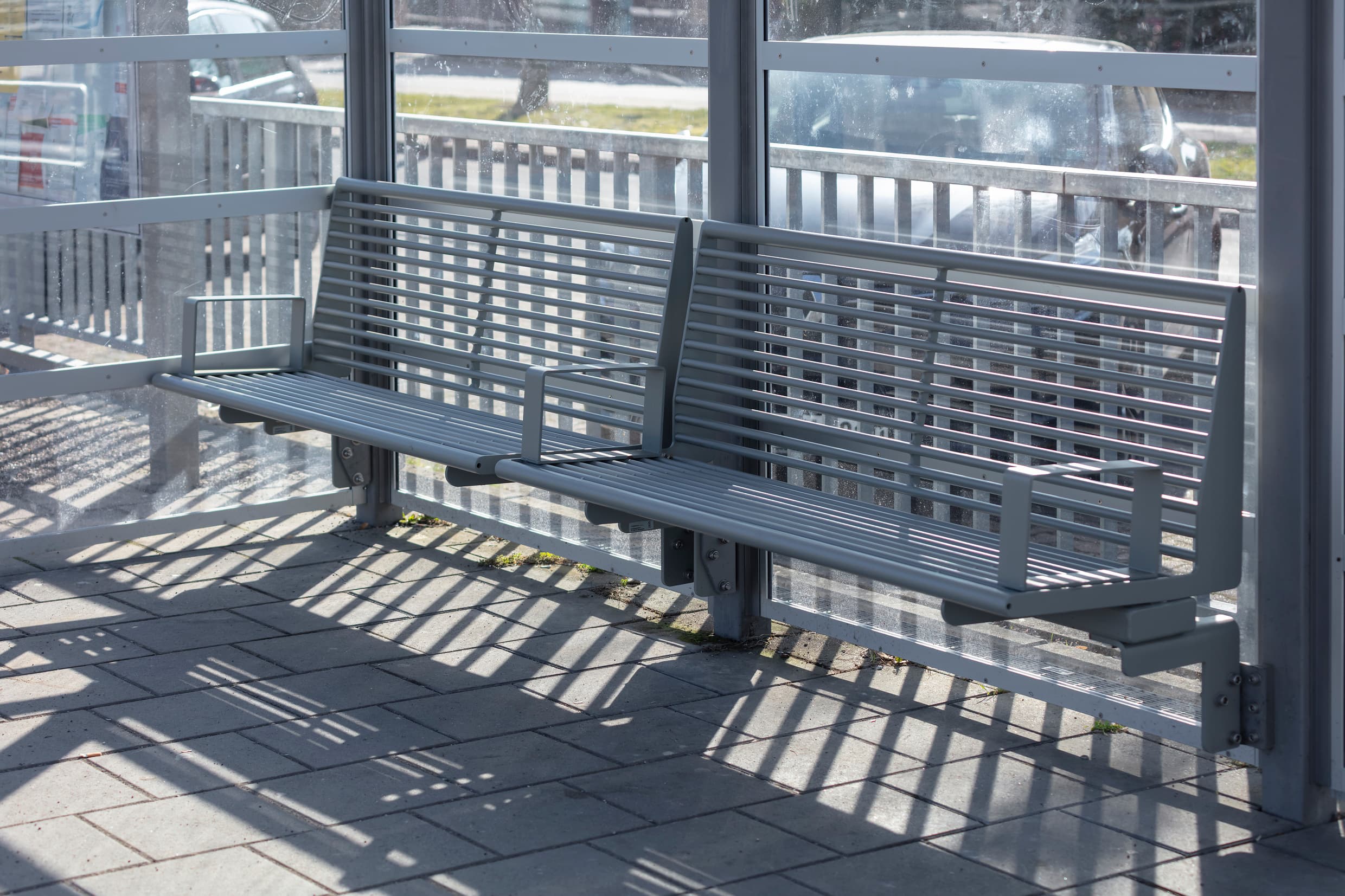 Neue Sitzbänke im Wetterschutzhäuschen.