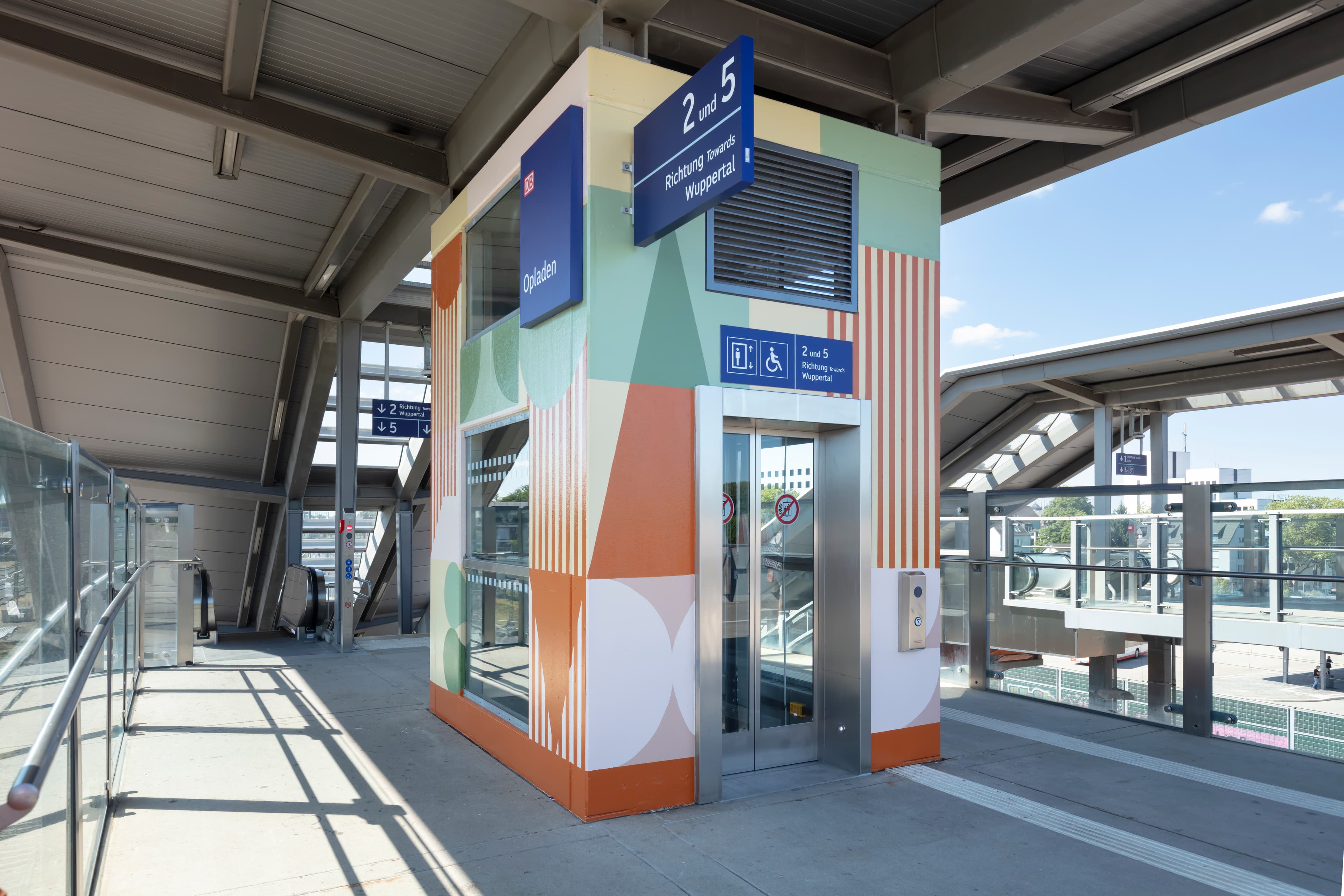 Aufzug am Bahnhof Opladen im neuen Design.