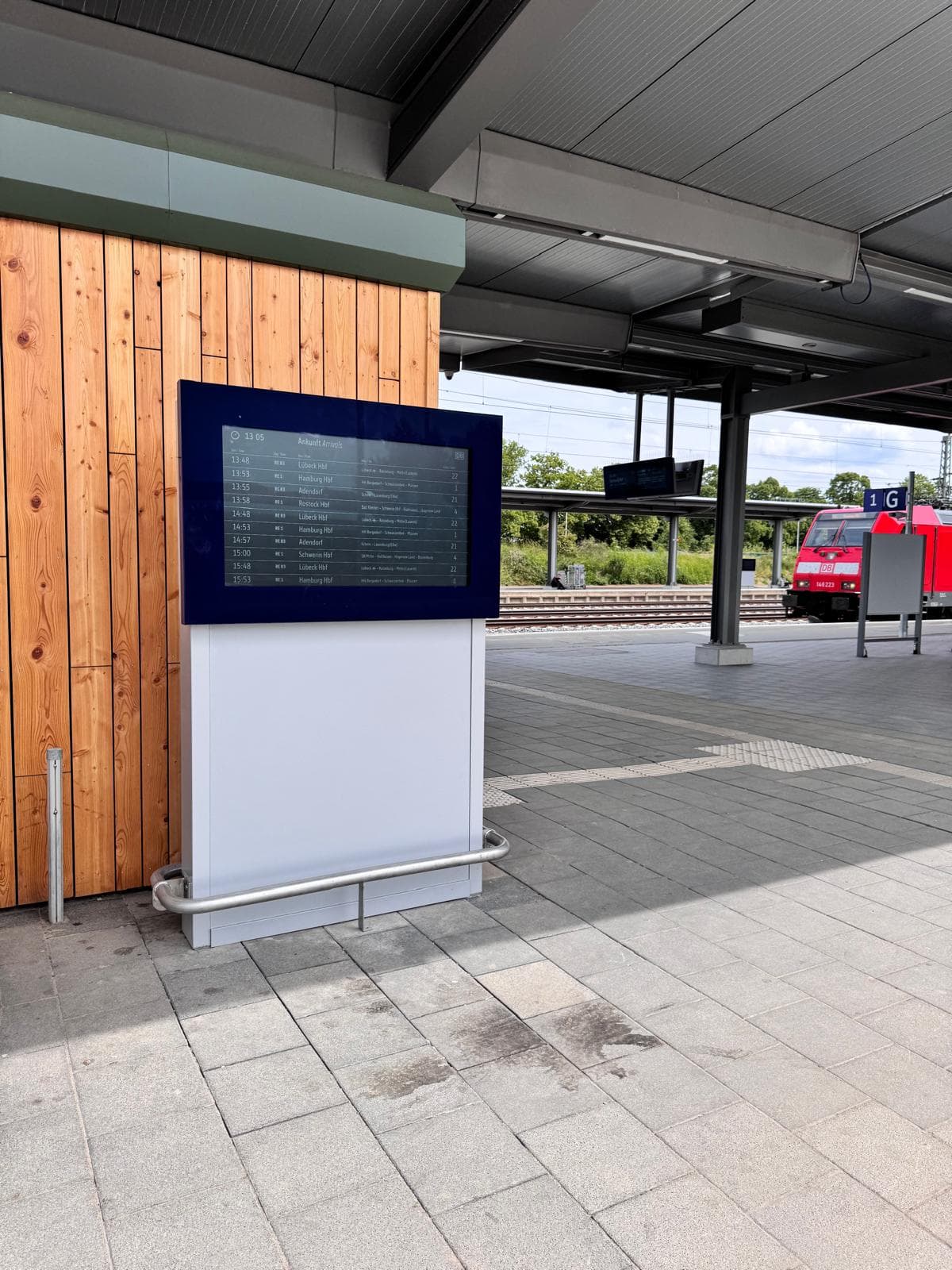 Großer Monitor mit Zuganzeigen.