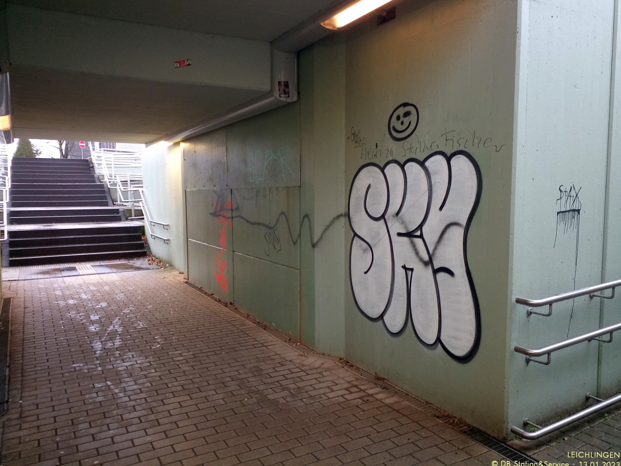 Die Personenunterführung vor der Neugestaltung mit mehreren Vandalismusschäden durch ungewollte Graffitis.