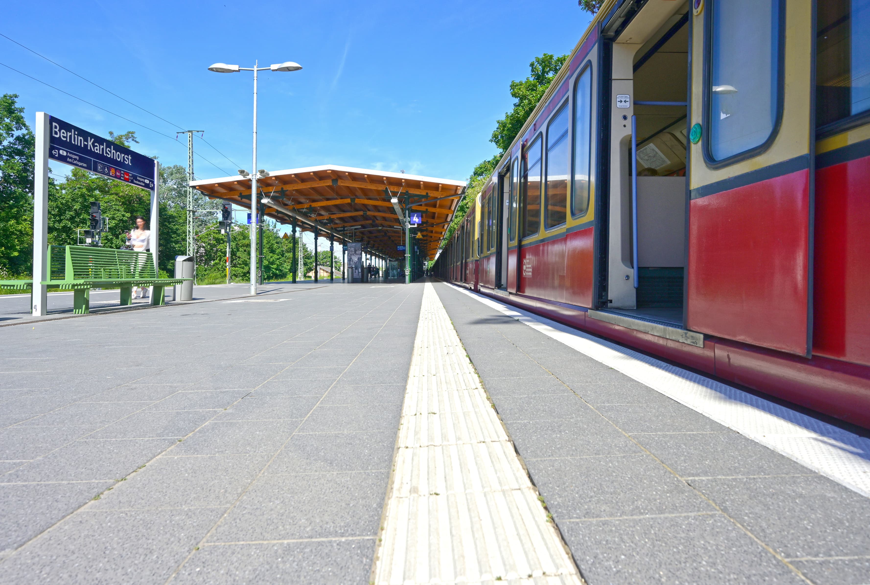 Bahnsteig mit eingefahrener S-Bahn.