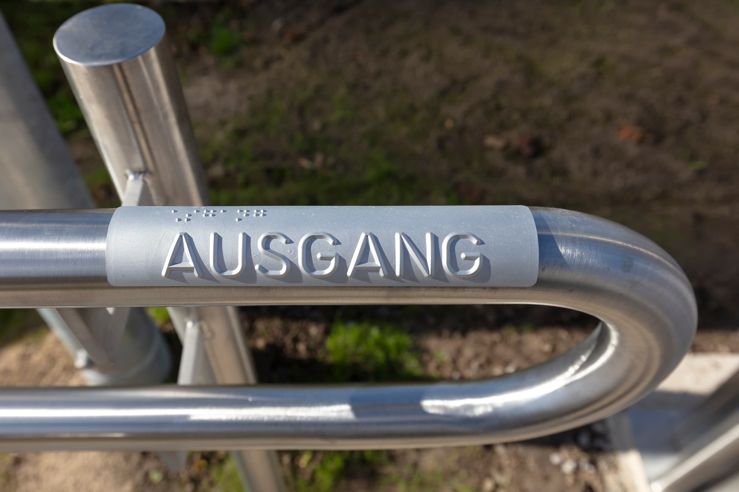 Braille-Schrift an den Handläufen.