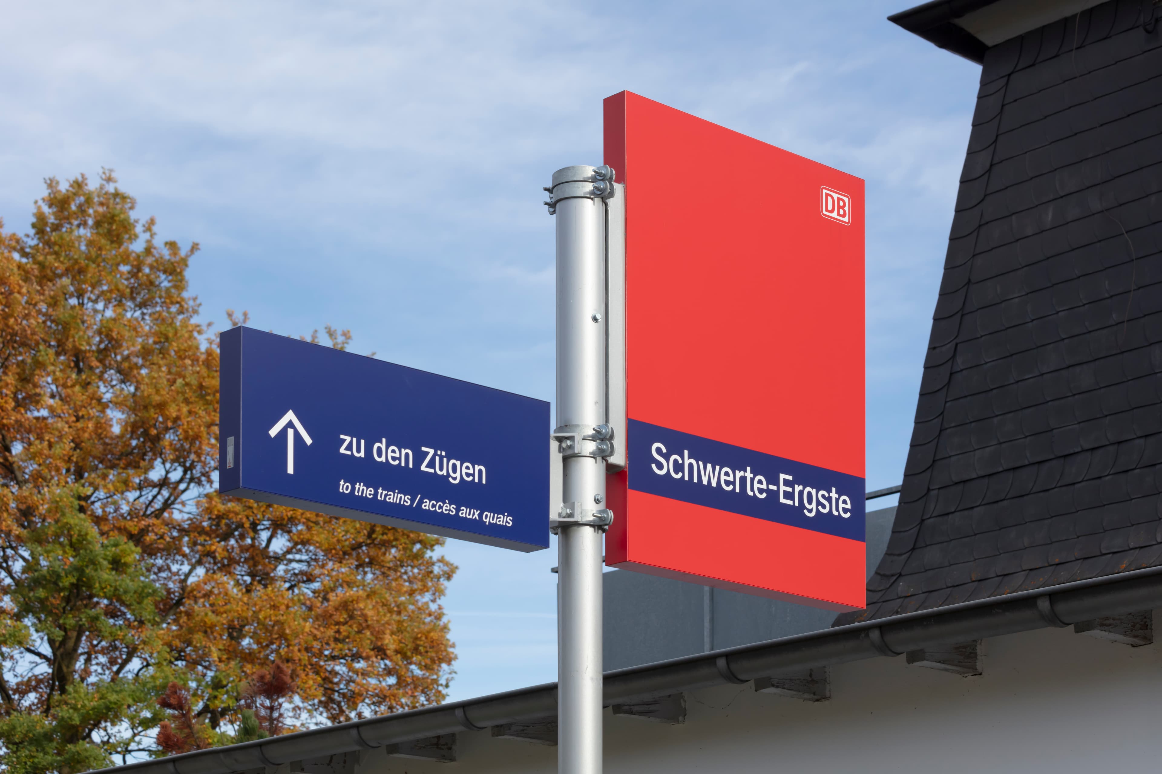 Blick auf das neue Bahnhofsschild und der neuen Wegeleitung zum Bahnsteig.