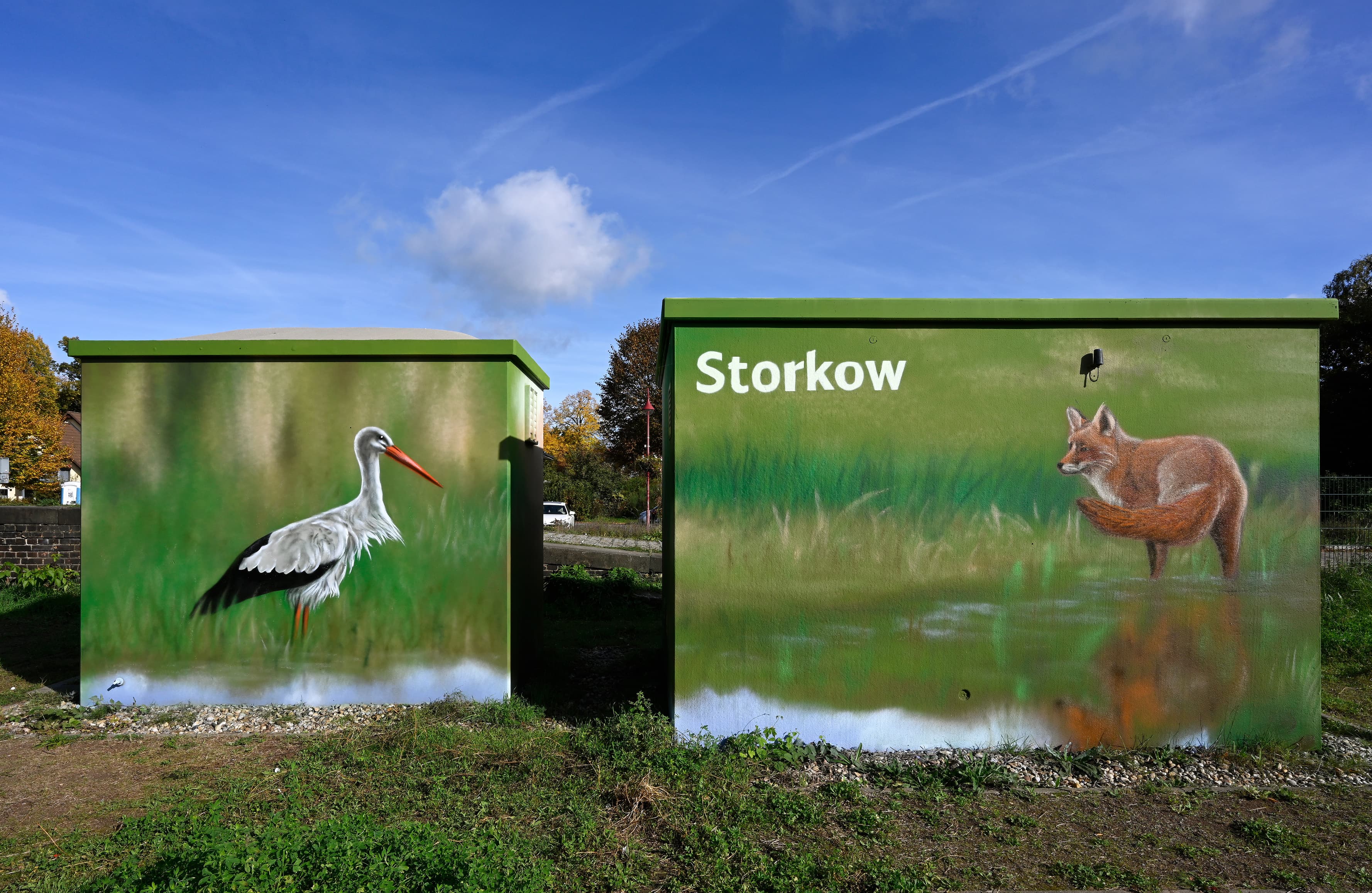 Blick auf zwei Elektroschalthäuser mit Tiermotiven.