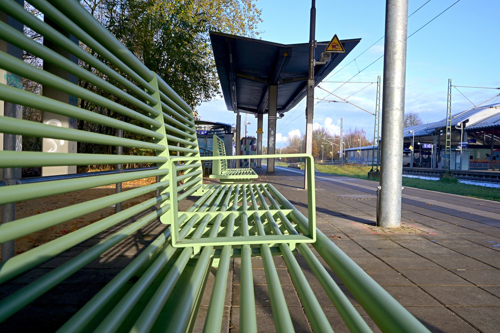 Detailaufnahme einer grünen Sitzbank.