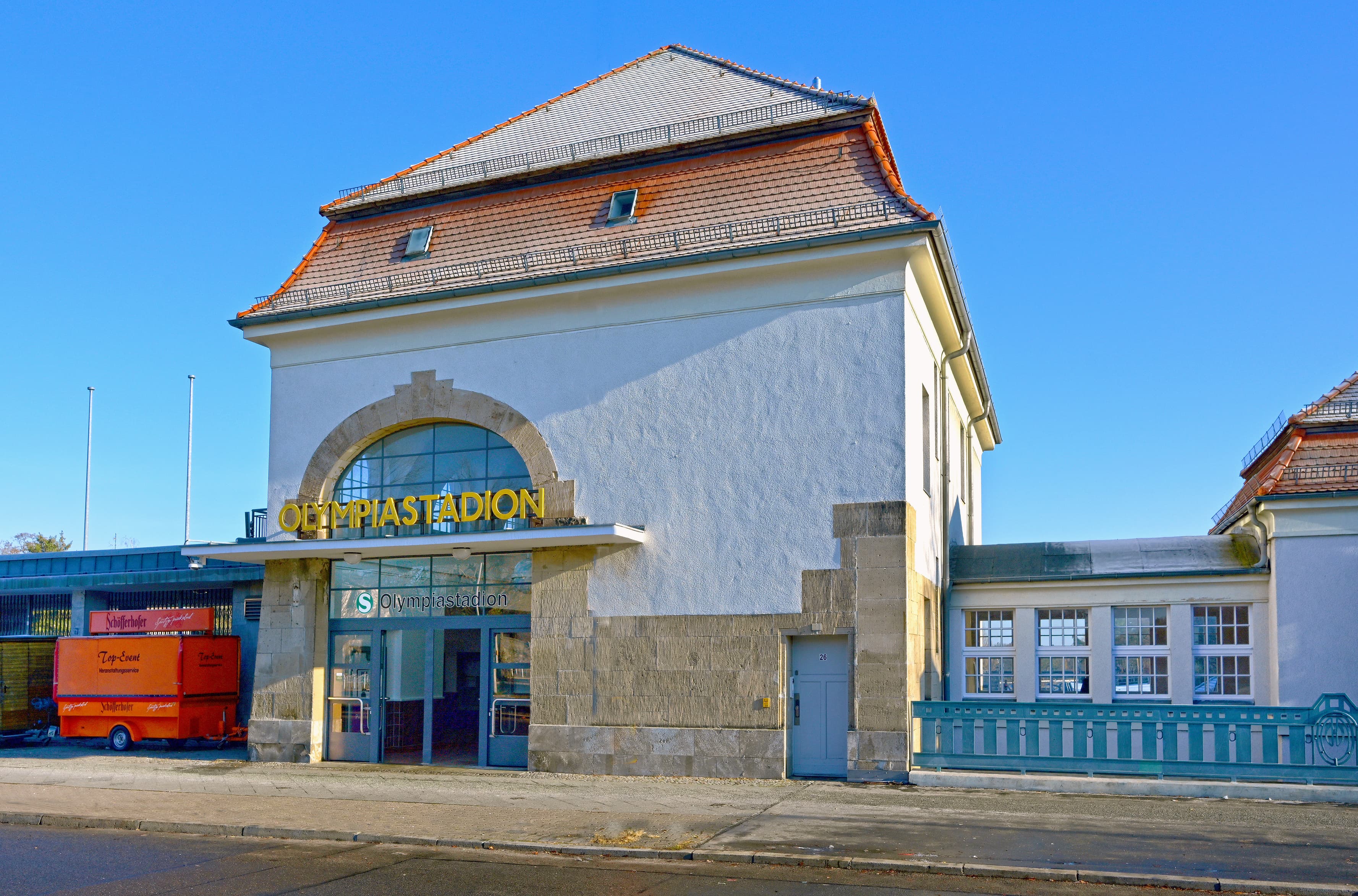 Blick auf den Eingang des Bahnhofs