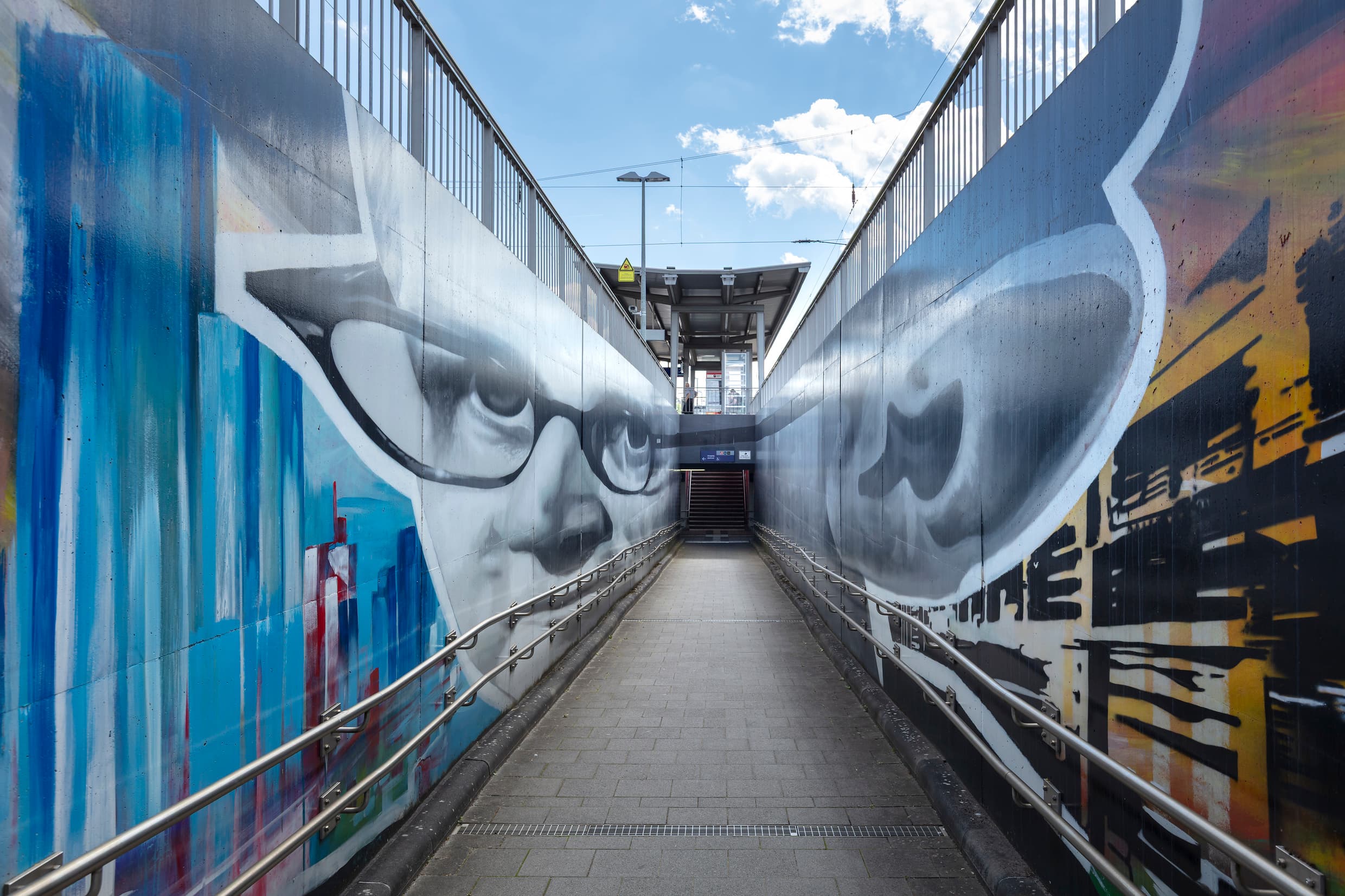 Neue künstlerische Wandgestaltung in den sanierten Zugängen zur Personenunterführung (PU) am Bahnhof Hünfeld.