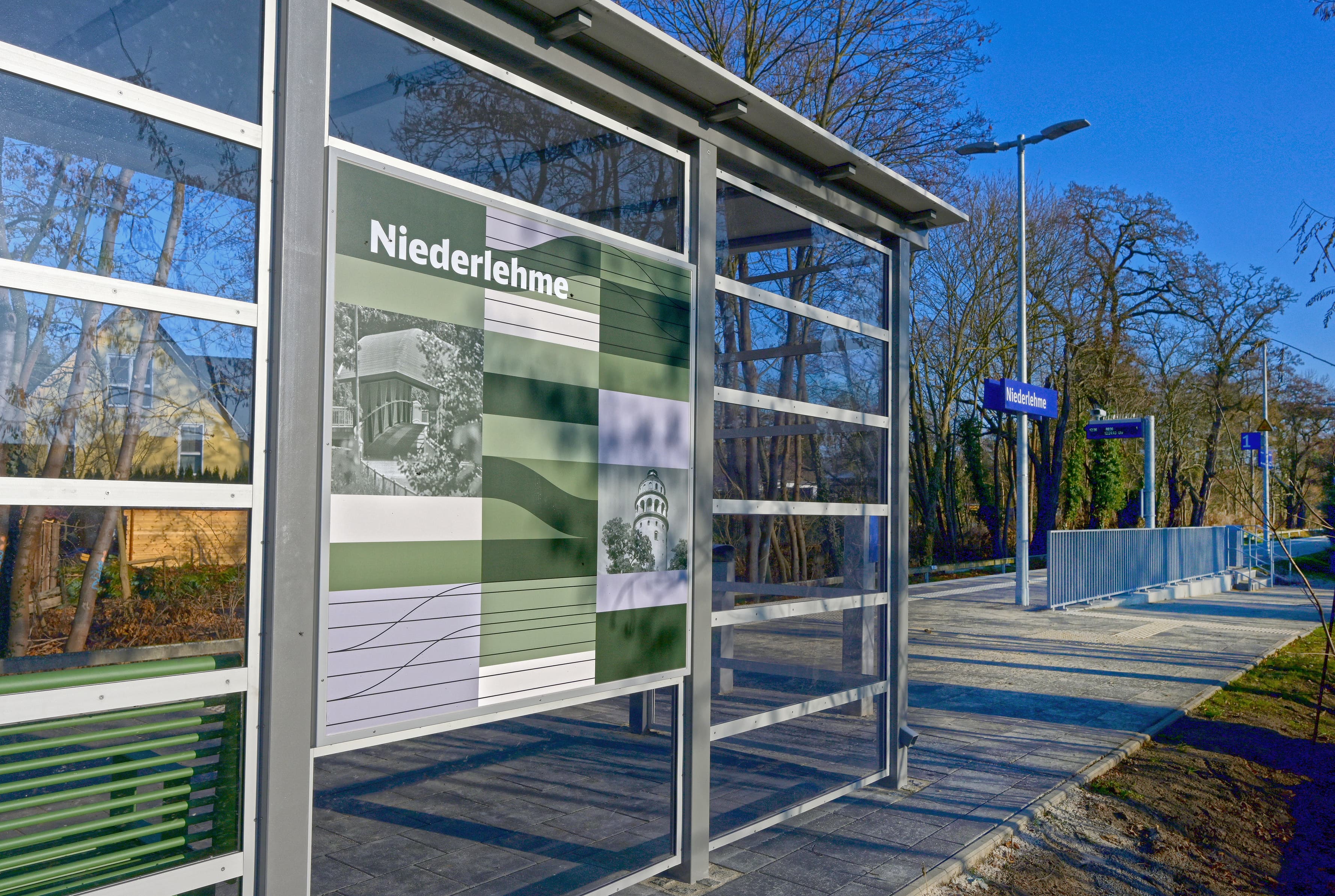 Neu gestaltete Vitrinen-Rückseite am Wetterschutzhäuschen.