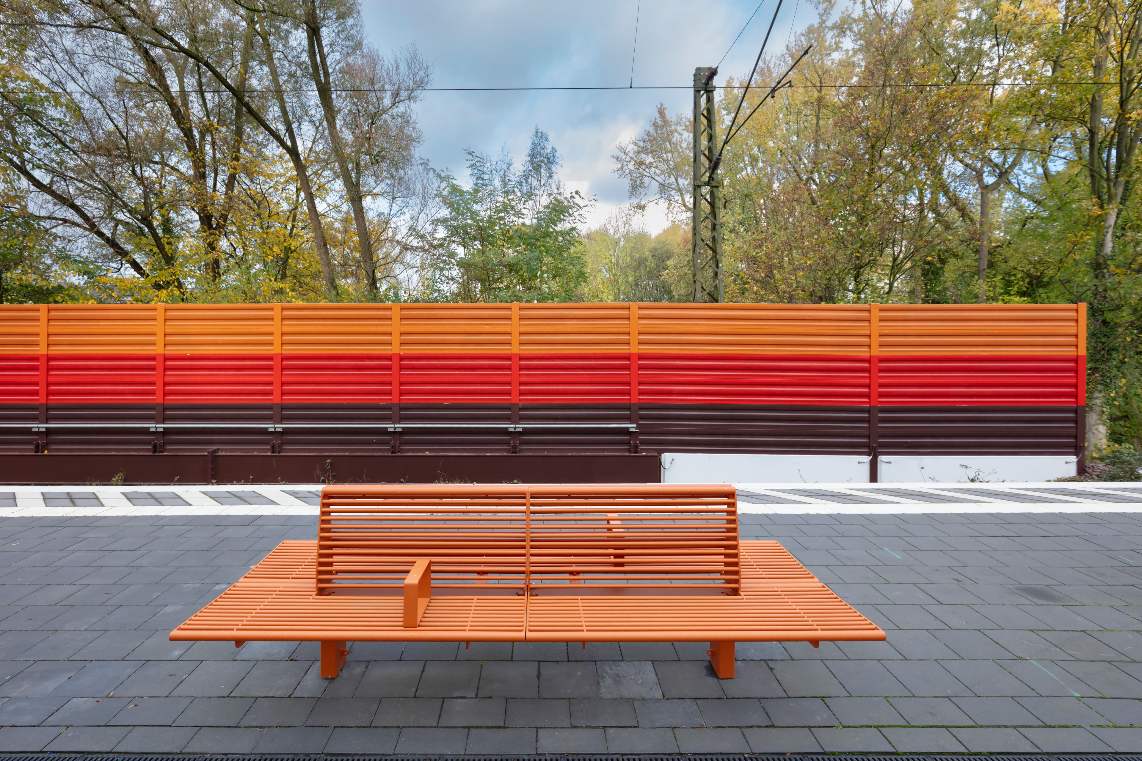 Blick auf einer der neuen komfortablen Sitzmöglichkeiten am Bahnsteig.