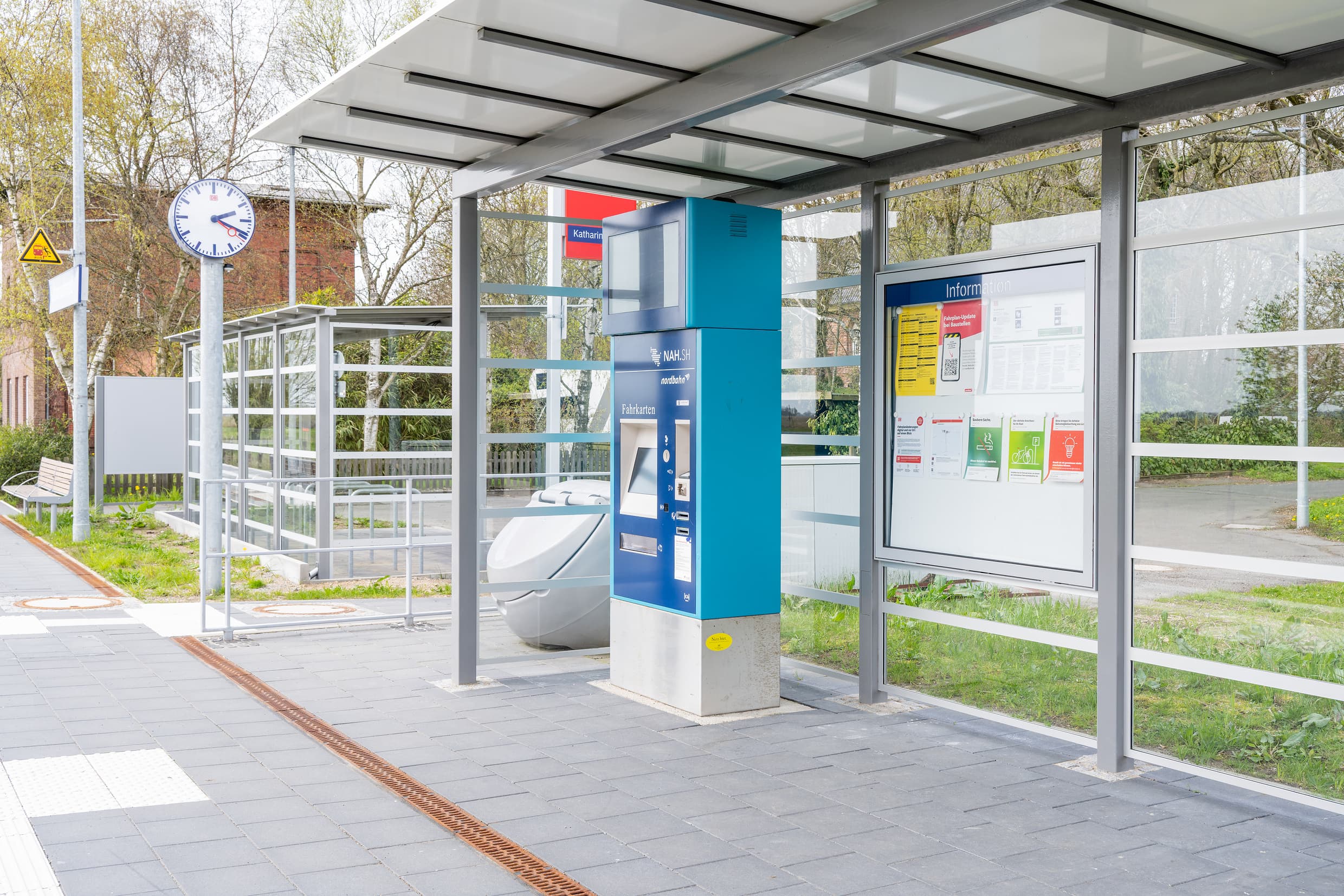 Neues Wetterschutzhäuschen am Bahnhof.