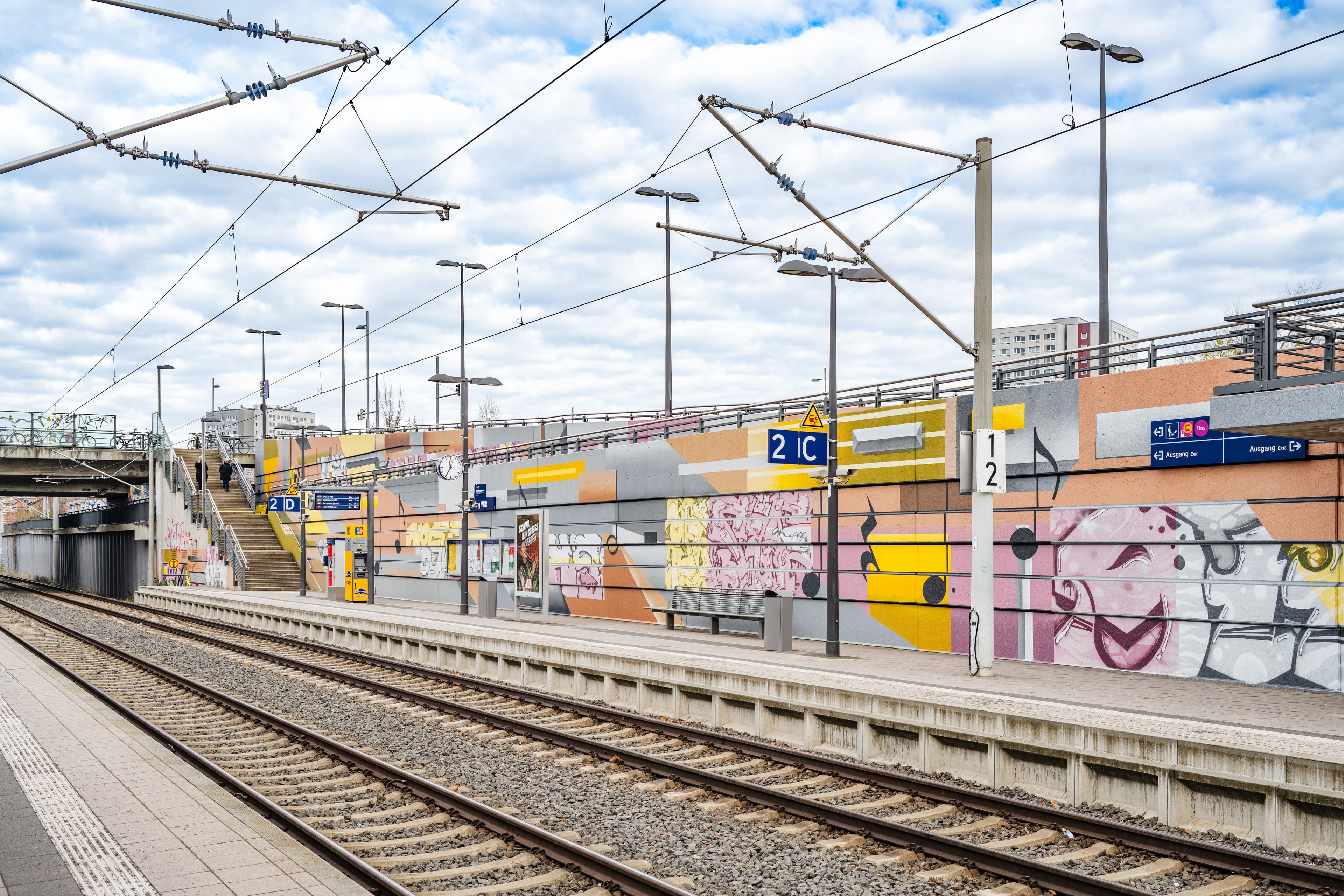 Bunte Gestaltung der Wände vorwiegend mit den Farben gelb, orange und pink inkl. Graffitischriftzügen und Musiknoten
