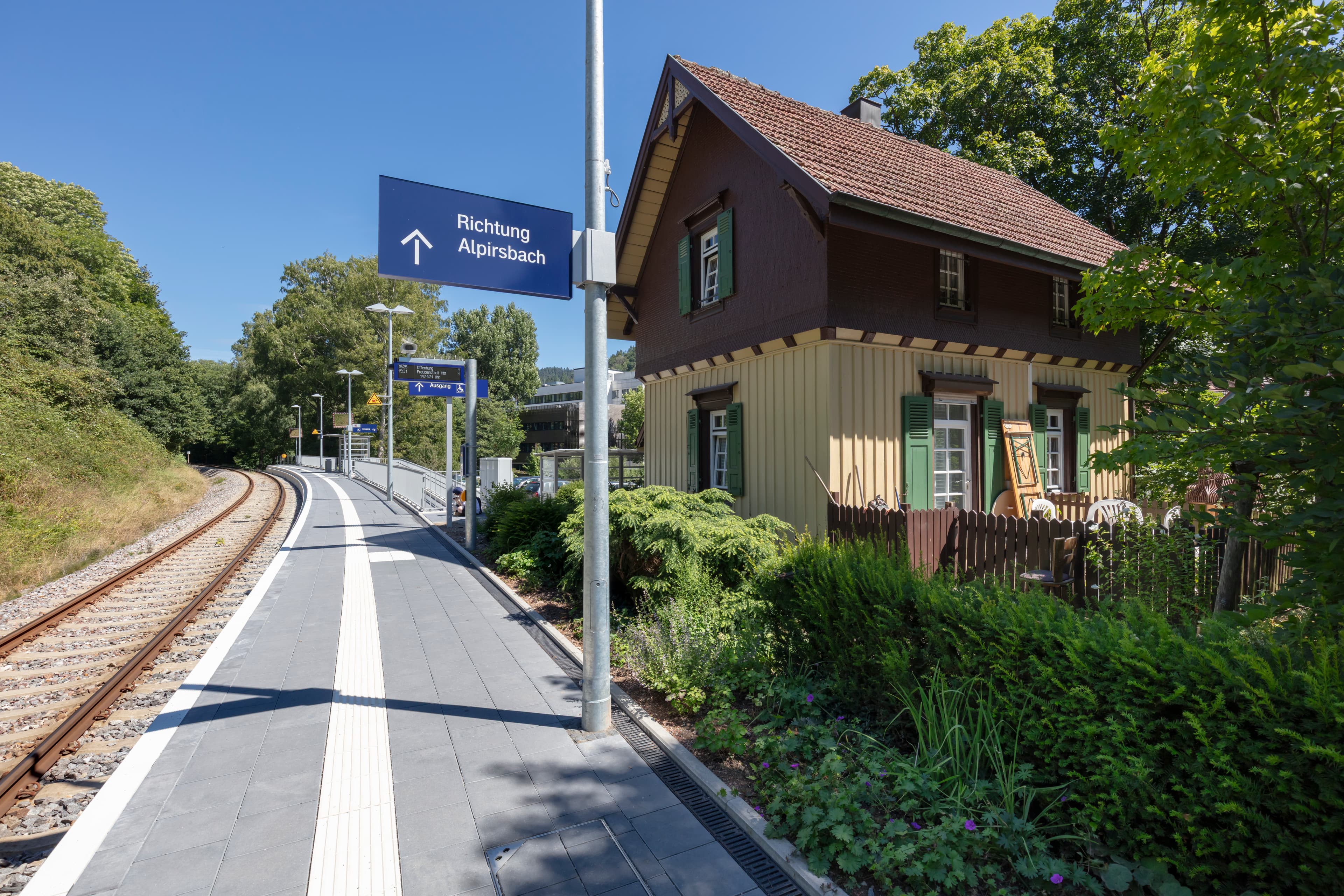 Neu gebauter Bahnsteig am Bahnhof Schiltach Mitte mit charmatem Bahnwärterhäuschen und neuem Wetterschutz im Hintergrund
