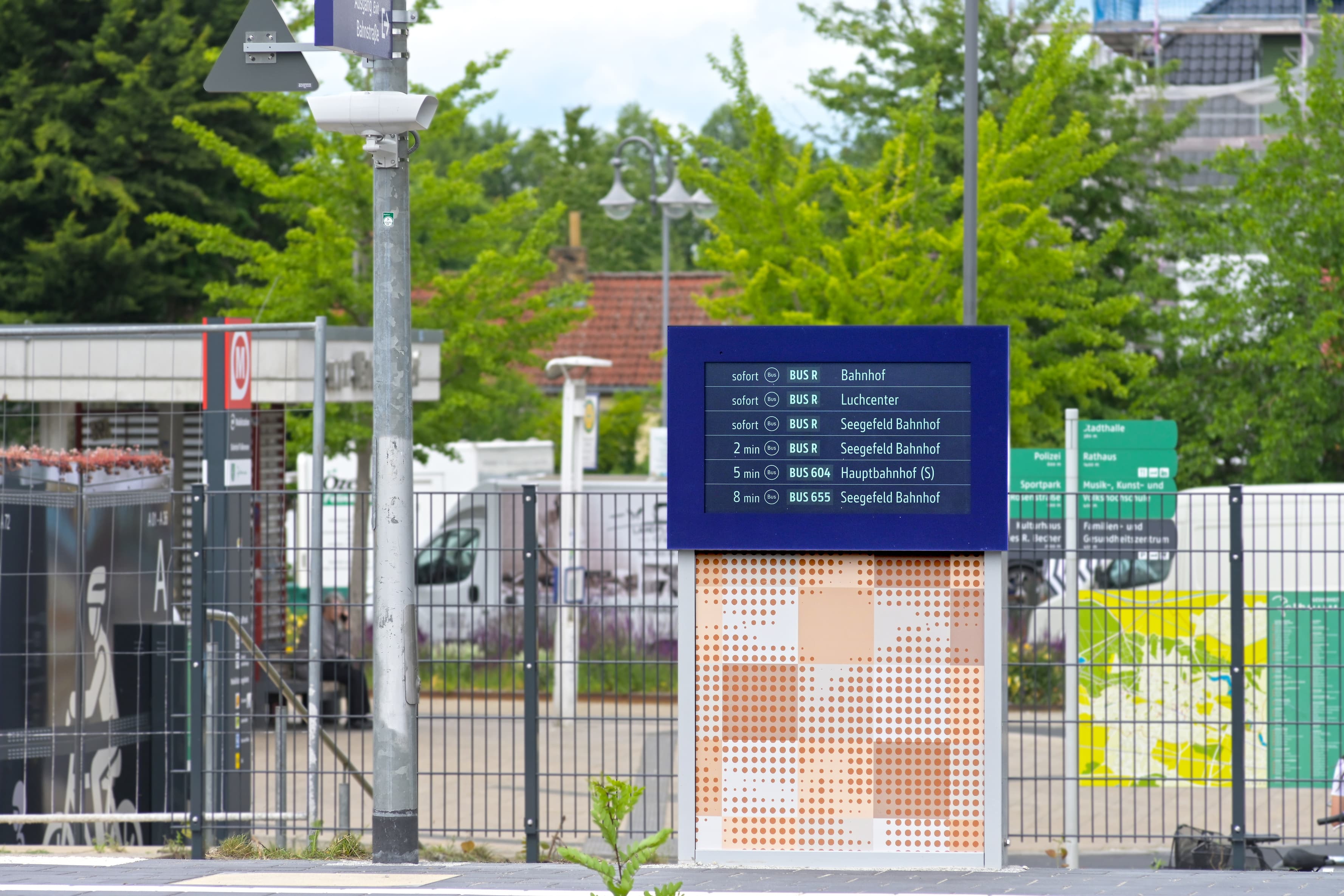 Ein Monitor an einem Bahnsteig.