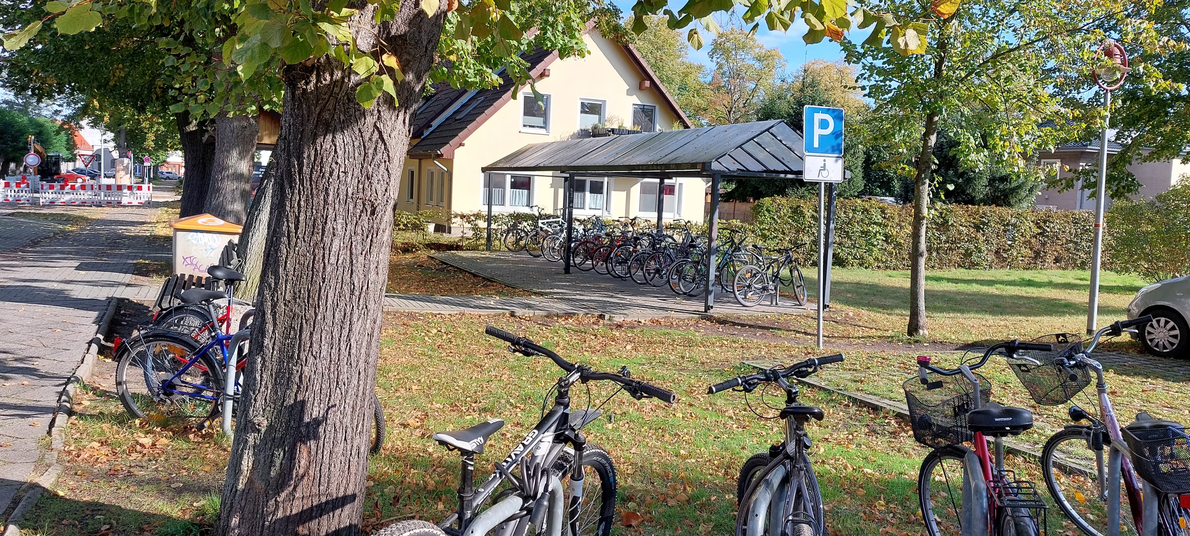 Fahrradstellplätze auf dem Bahnhofsvorplatz.