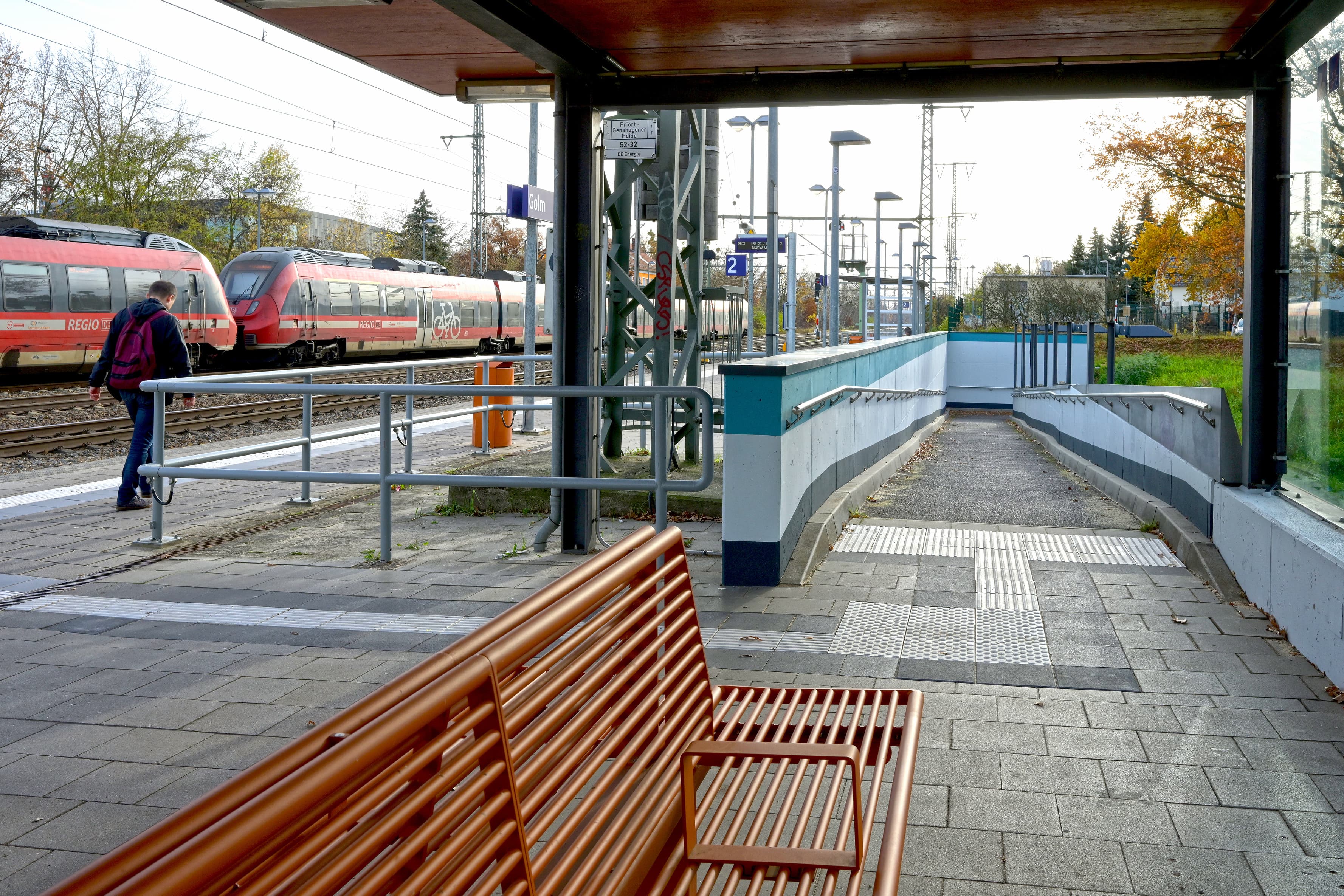Blick auf eine neue Bank und die Rampe. Die Wänder der Rampe und des Bahnsteigs sind frisch gestrichen. 