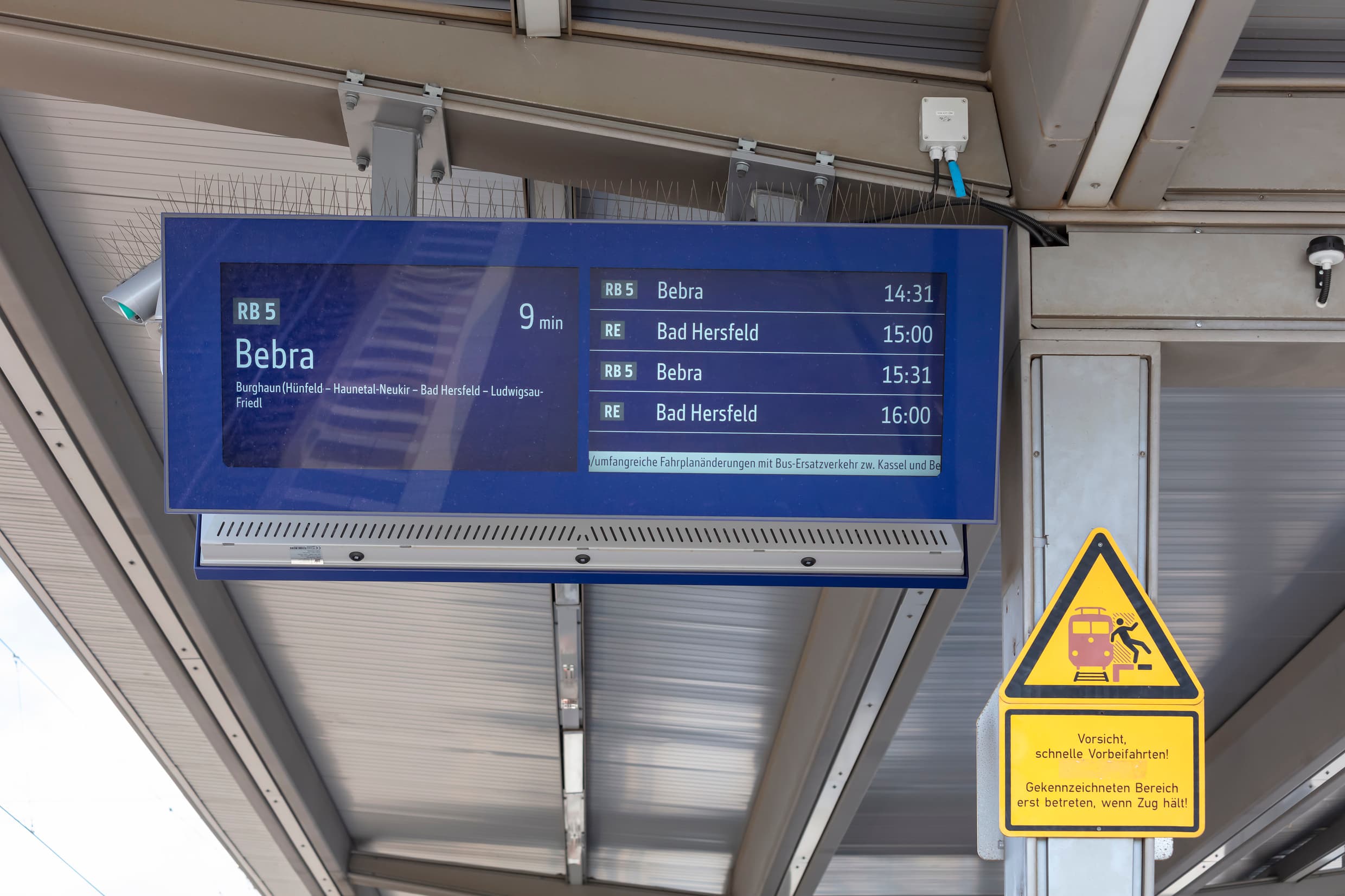 Neuer ZugInfoMonitor (ZIM) am Bahnhof Hünfeld.