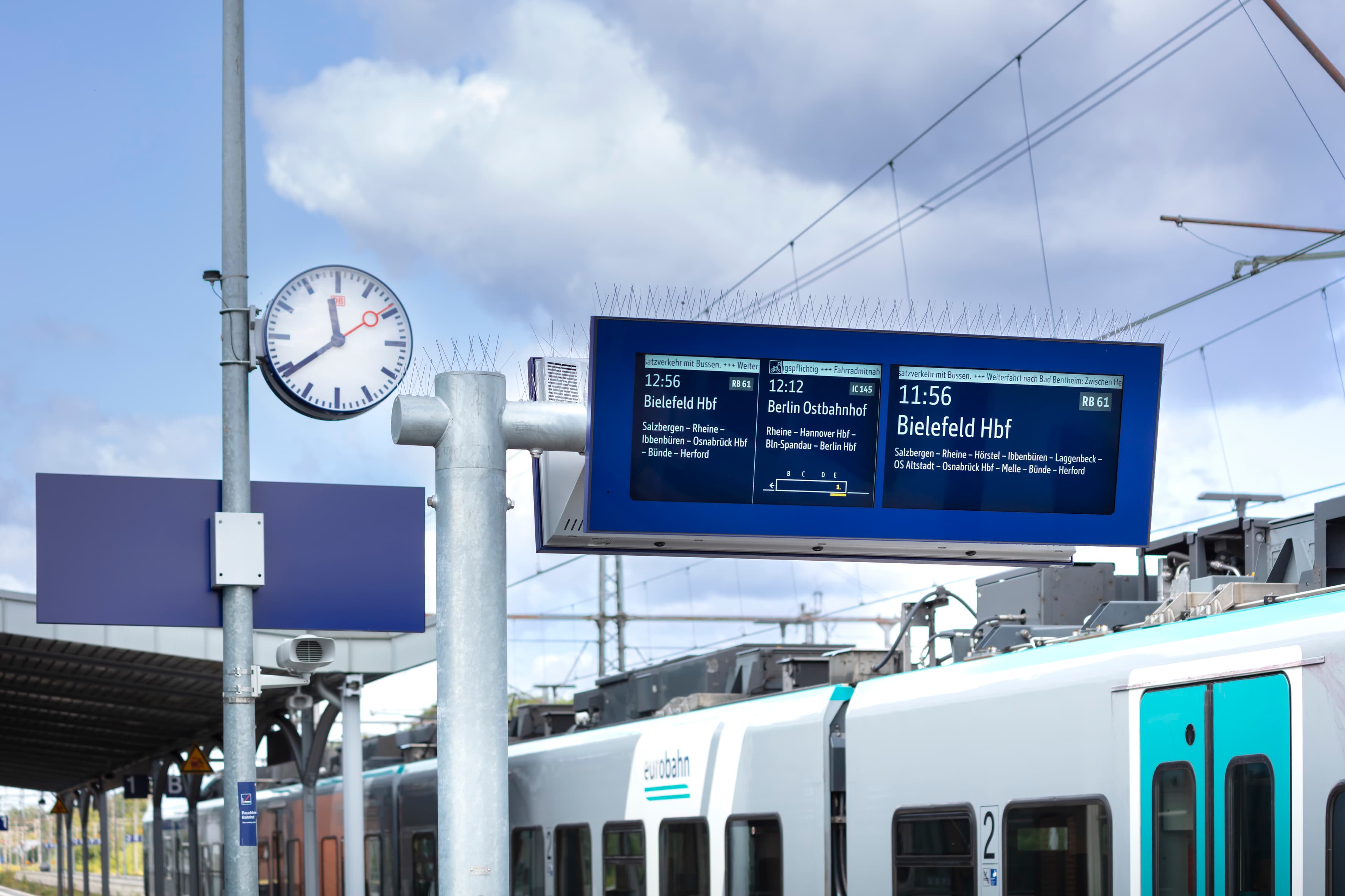 Am Bahnsteig steht ein neuer Zuginformationsmonitor (ZIM), der ausführlich informiert.