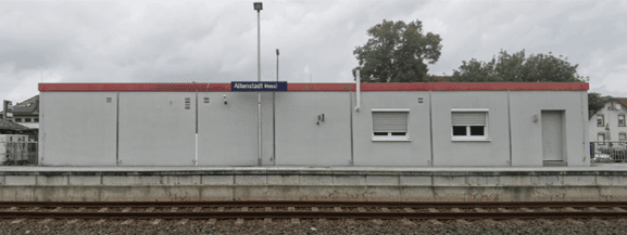 Blick auf das Stellwerksgebäude.