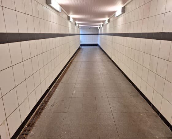 Personenunterführung mit weißen Fliesen.