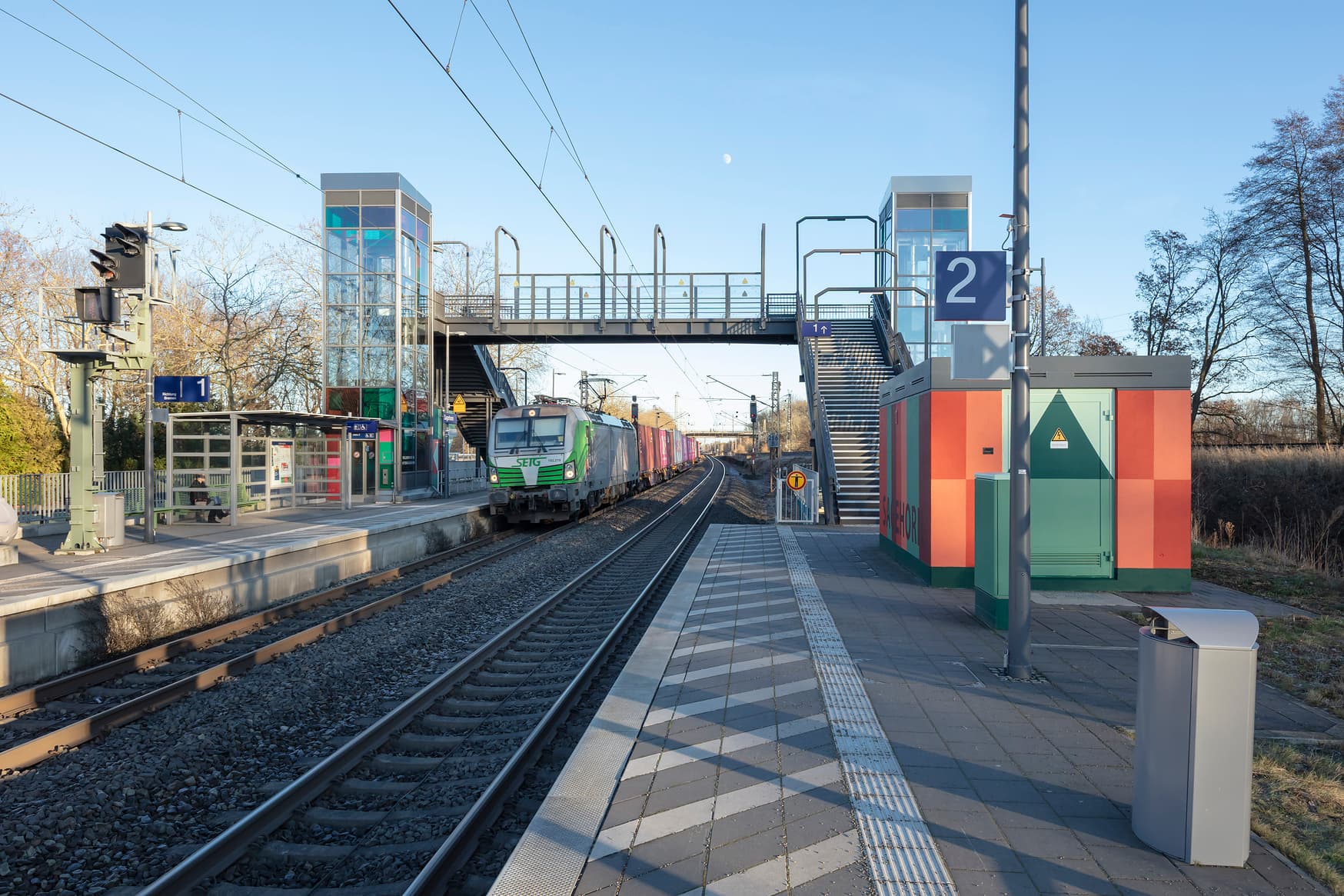 Blick auf die Personenüberführung, einer der Aufzüge und das Wetterschutzhäuschen nach der Umgestaltung.