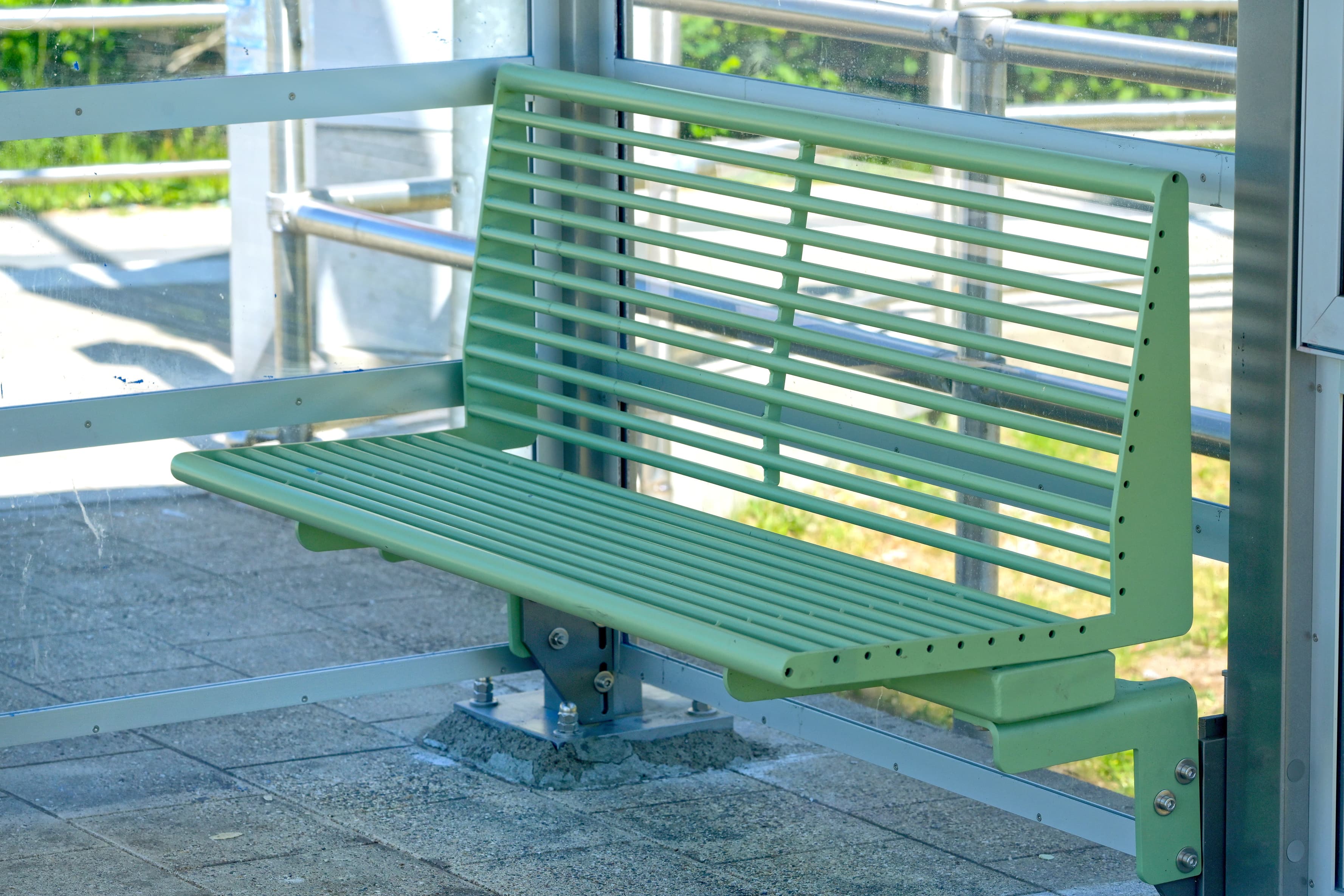 Eine grüne Calidum Light Bank in einem Wetterschutzhäuschen.