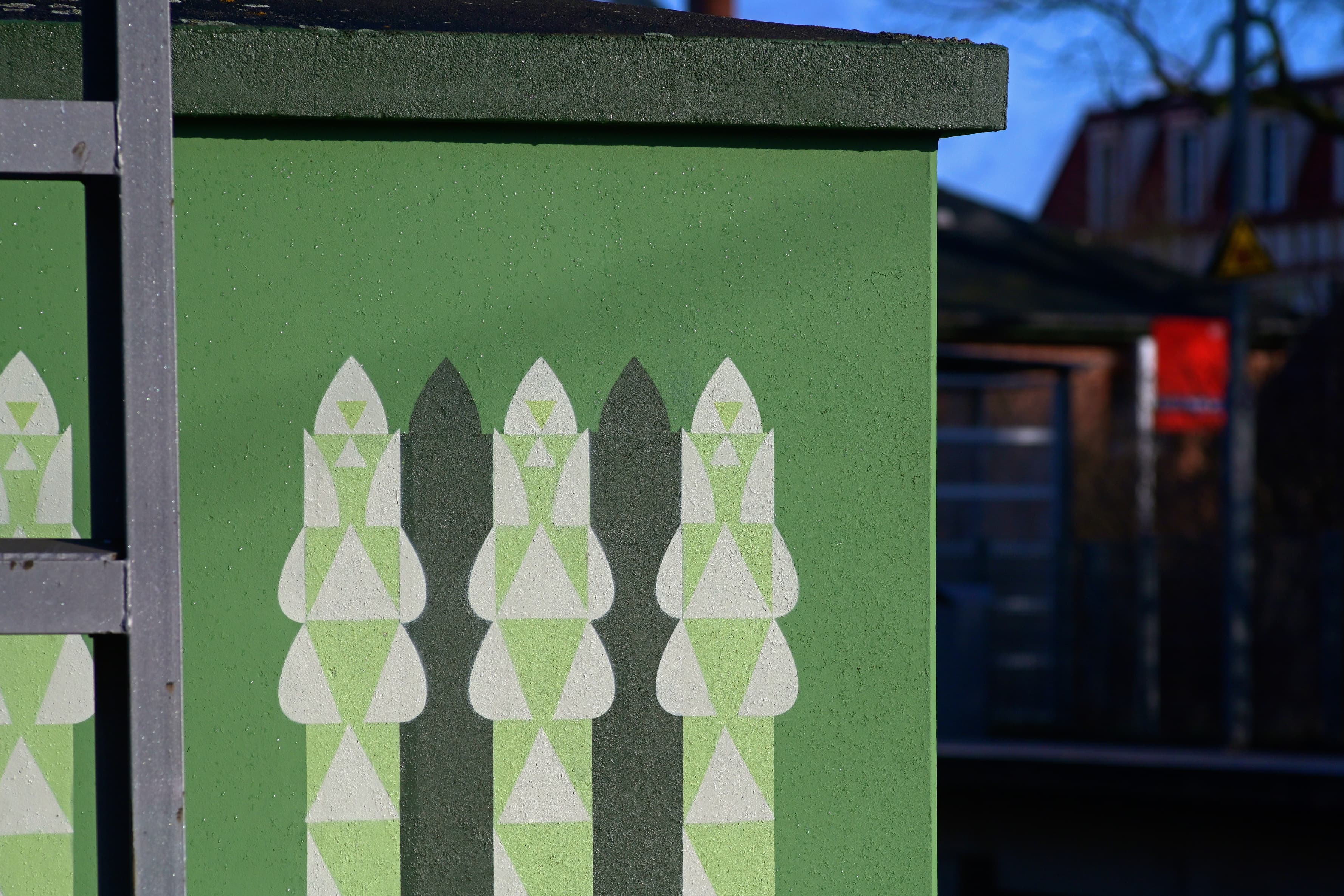 Eine Nahaufnahme auf eine Zeichnung von grünen, abstrahierten Spargelköpfen.