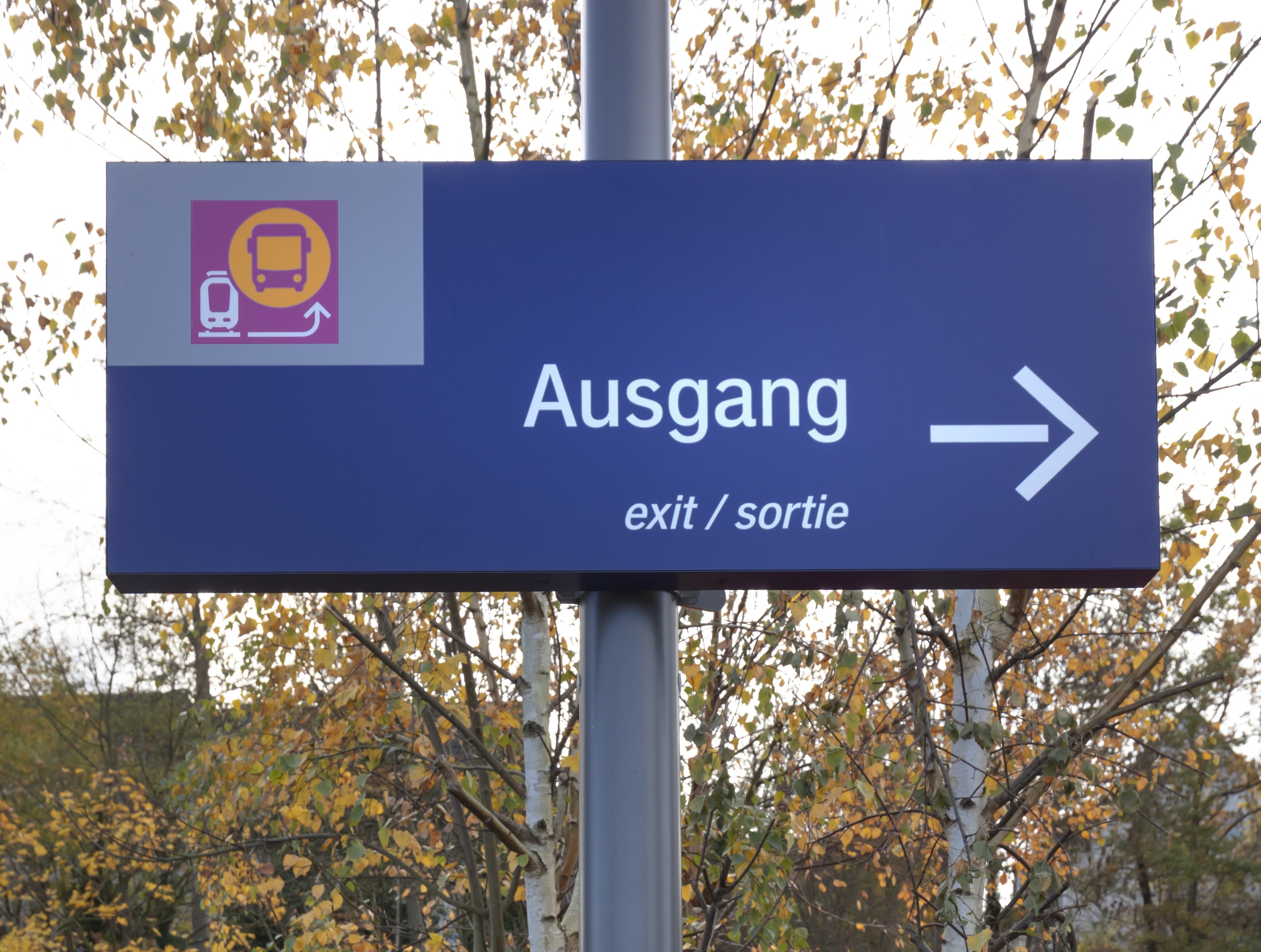 Blick auf die Wegeleitung mit Hinweis zum Schienenersatzverkehr.