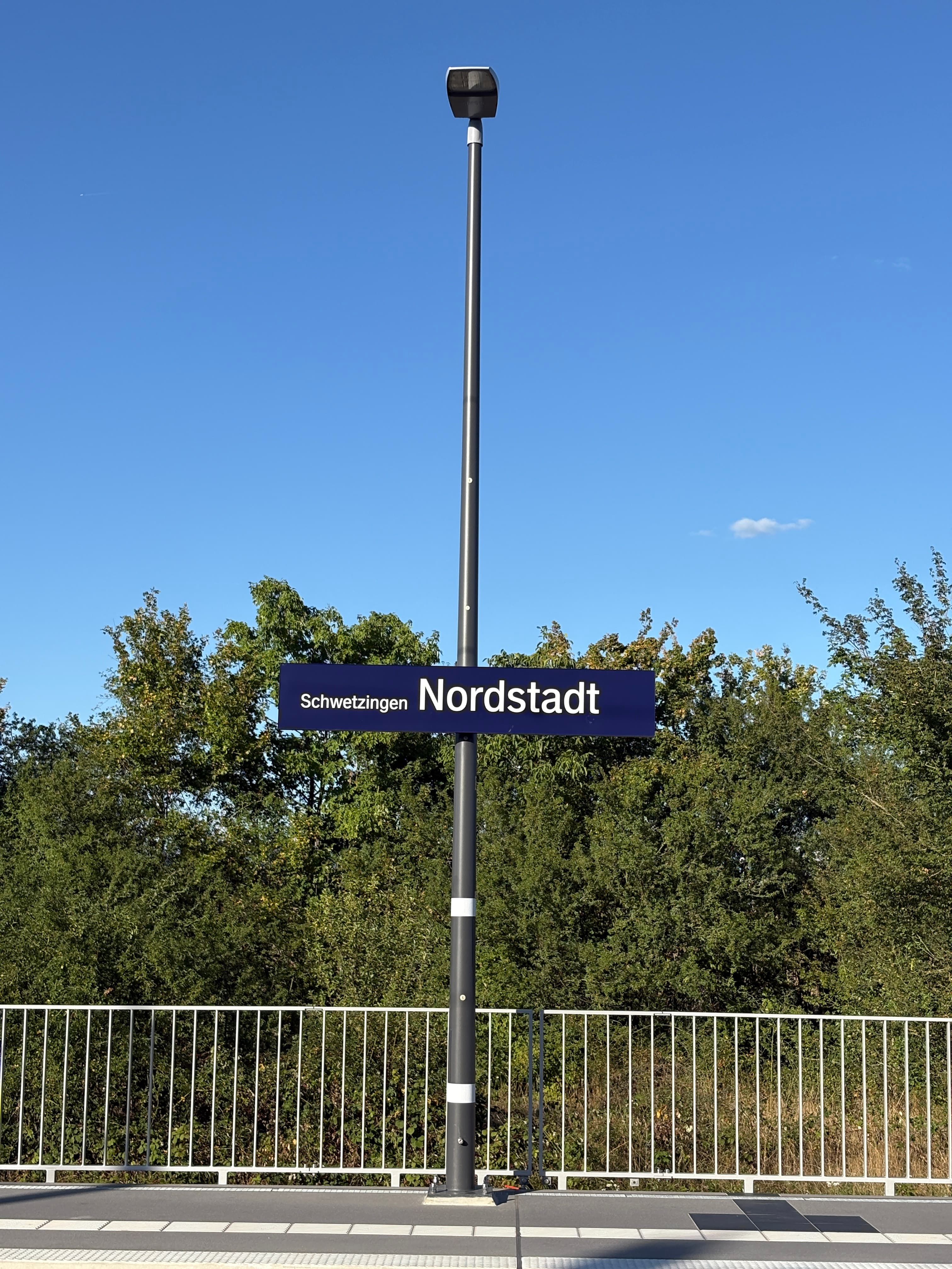 Beschilderung zum Bahnhof Schwetzingen Nordstadt