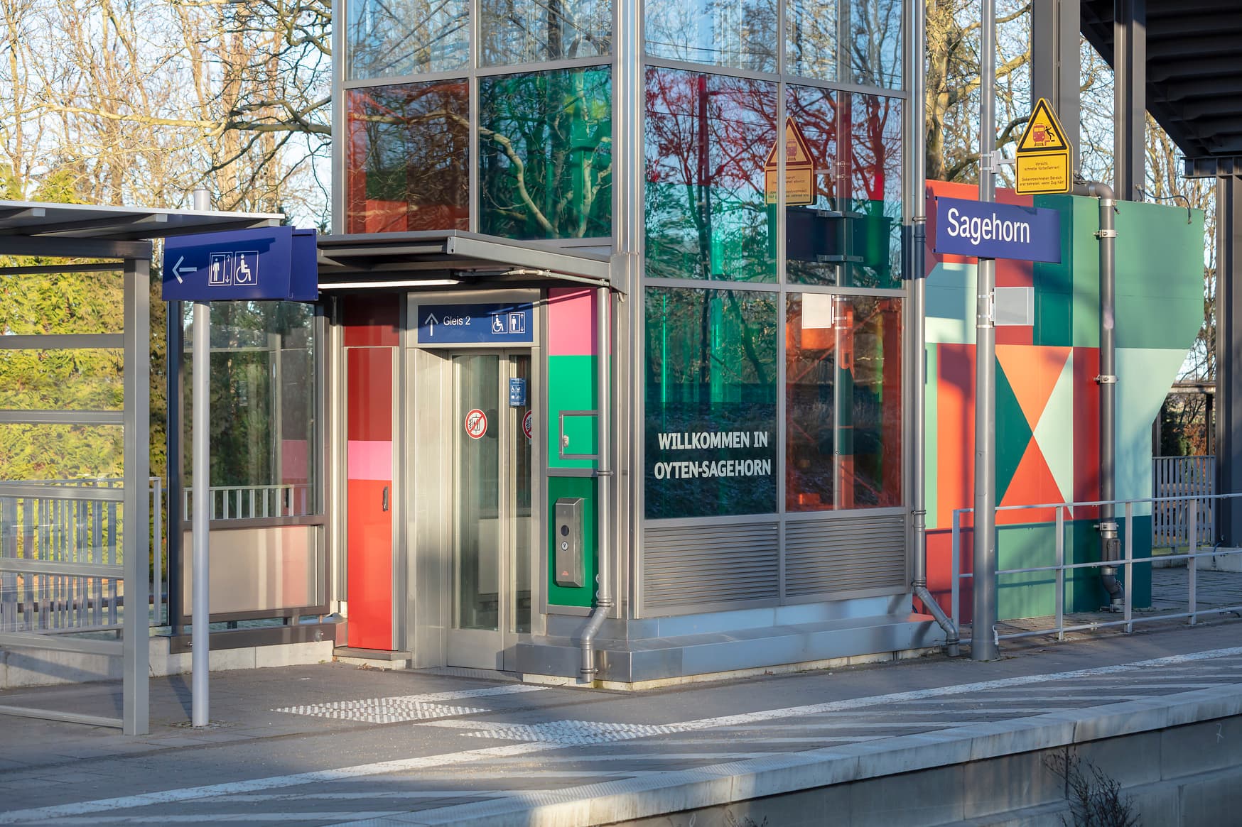 Blick auf den nun bunt beklebten Eingangs zu einem Aufzug.