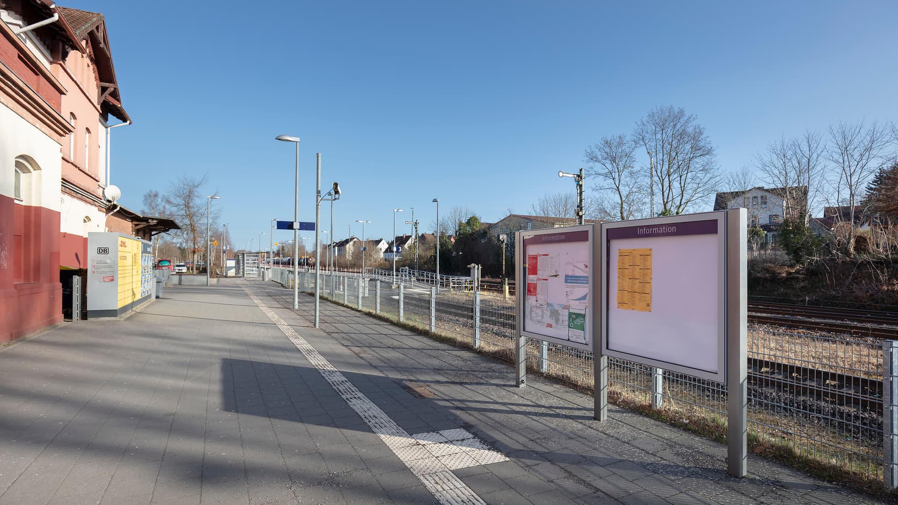 Taktiles Blindenleitsystem am Bahnsteig.