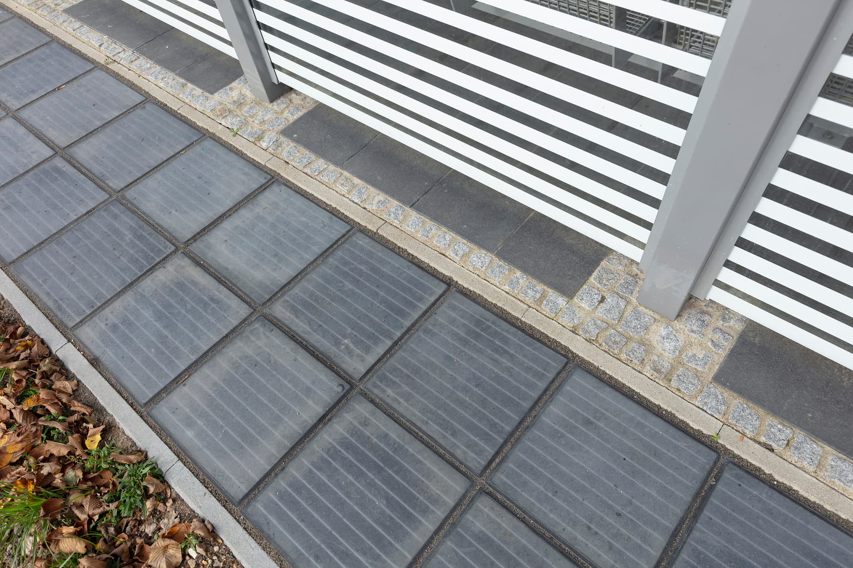 Die Solarbodenplatten am Wetterschutzhäuschen.