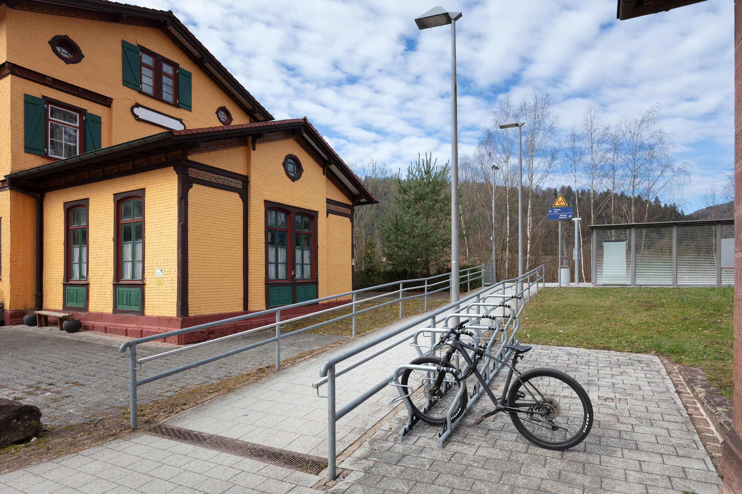 Blick auf die neue Fahrradabstellanlage und den Bahnsteigzugang am Bahnhof Hirsau nach der Aufwertung im Rahmen des Konzepts Zukunftsbahnhof (ZKB) durch verschiedene bauliche und gestalterische Maßnahmen.