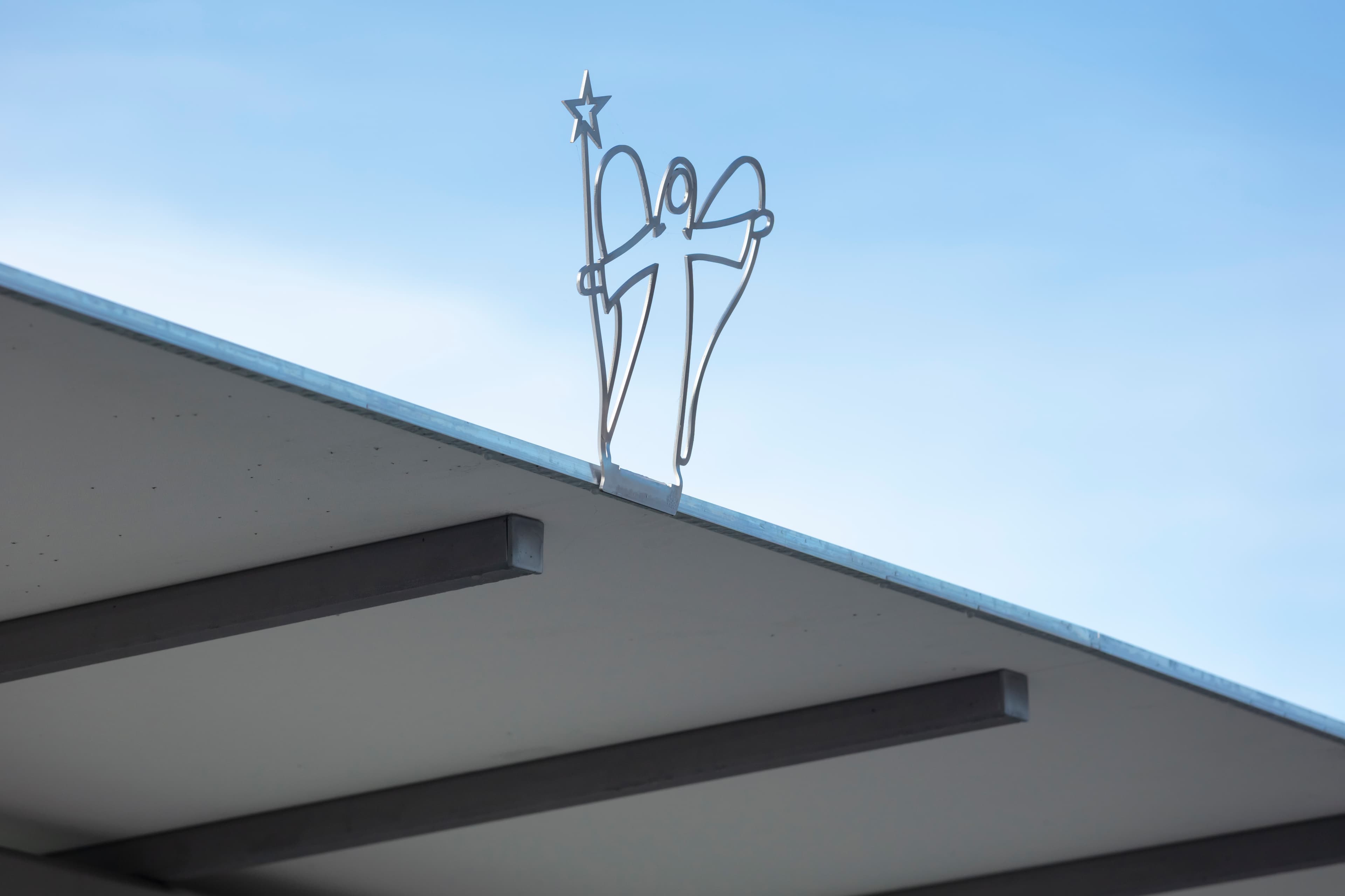 Detailaufnahme des Engels auf dem neuem Wetterschutz am Bahnhofsplatz