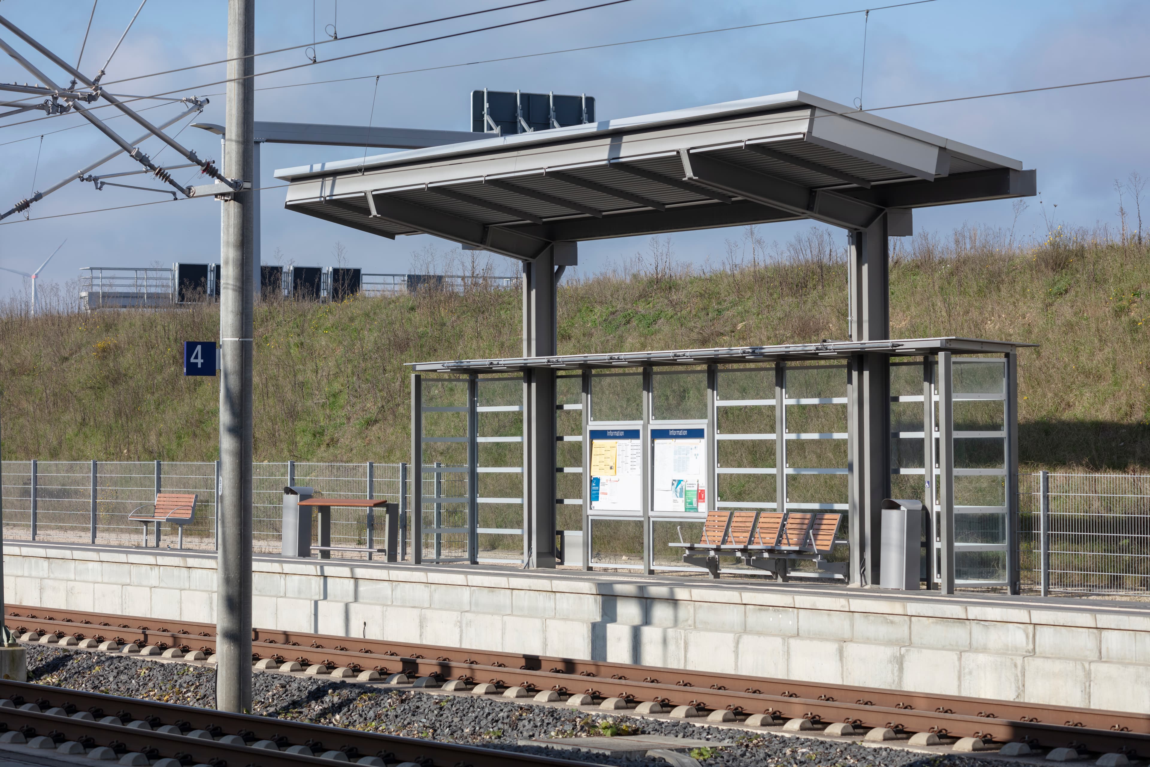 Blick auf den Bahnsteigzugang und neue Sitzgelegenheiten 