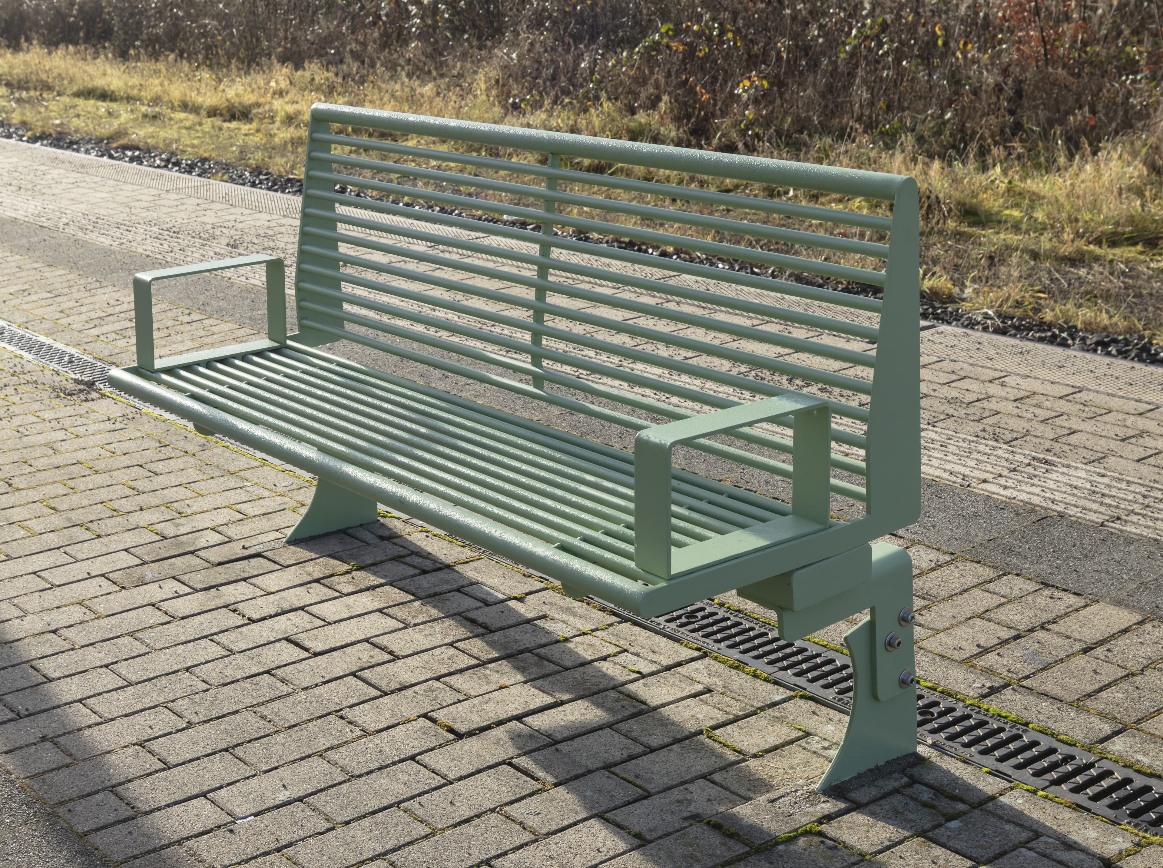 Die neuen Sitzbänke auf dem Bahnsteig sorgen bei dem Reisenden für mehr Komfort beim Warten auf den nächsten Zug.