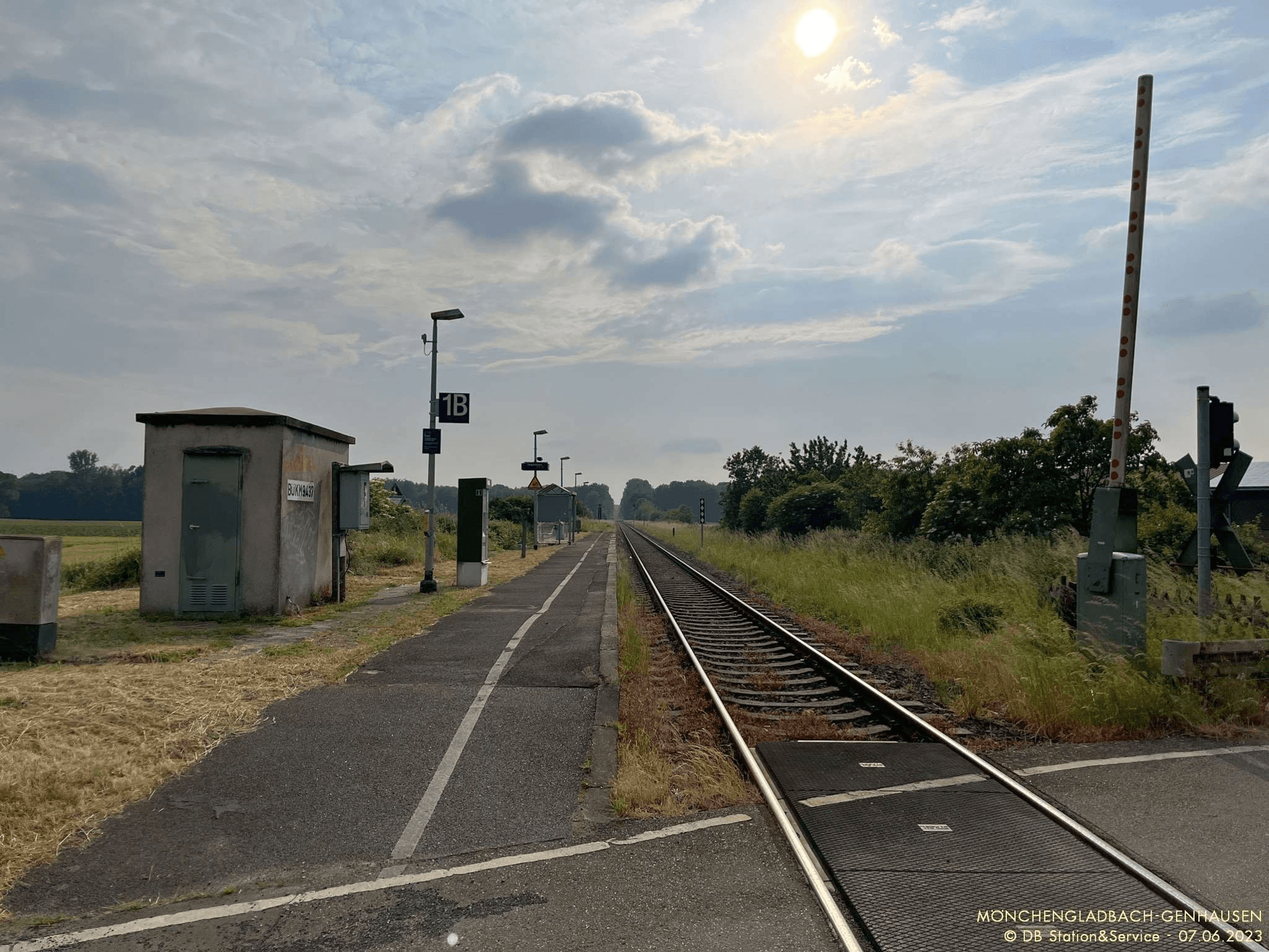 Bahnsteig und Gleise. Auf dem Bahnsteig ein Wetterschutzhaus und ein Dynamischer Schritenanzeiger der alten Generation.