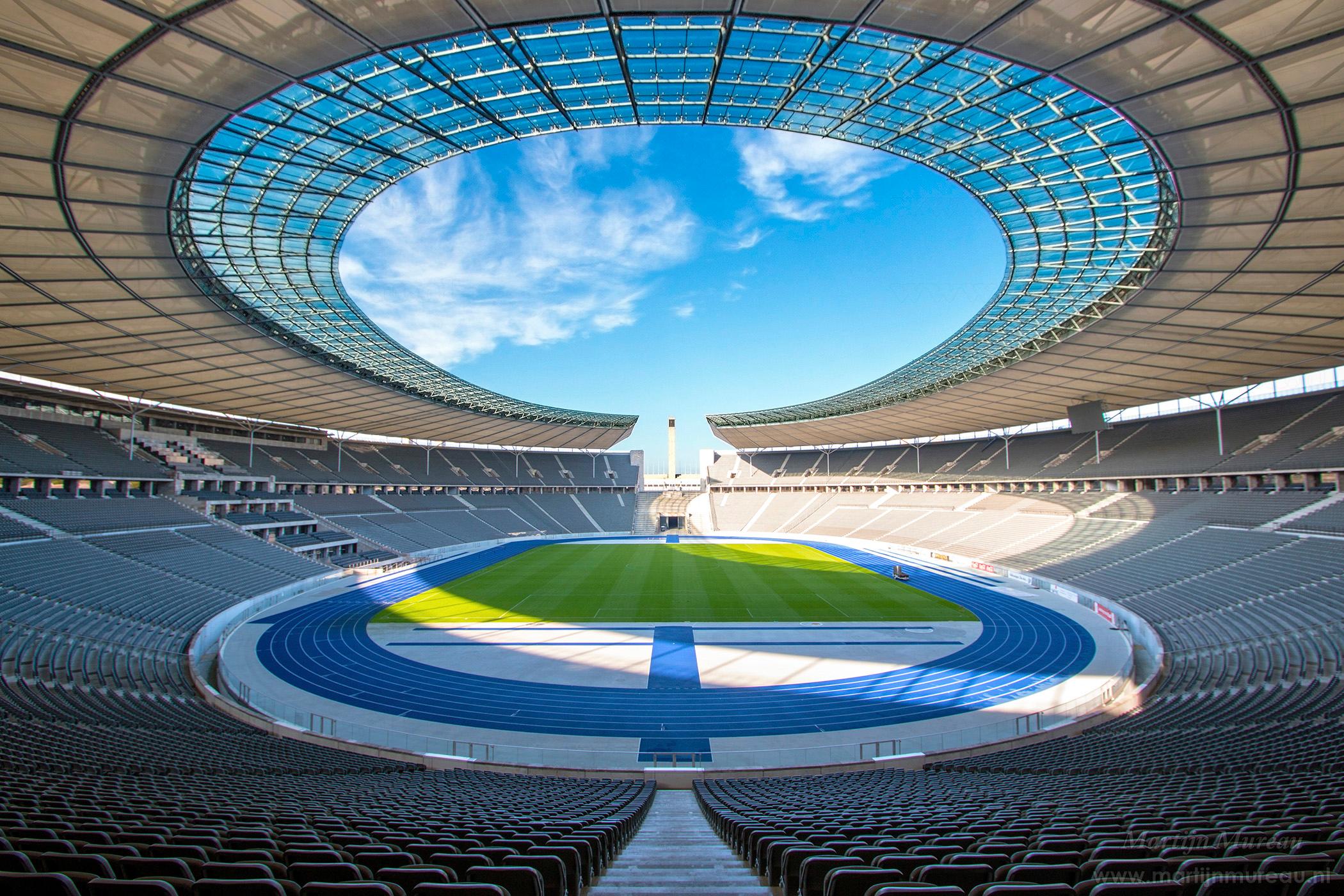 Das leere Olympiastadion mit Blick in Richtung der olympischen Feuerschale.