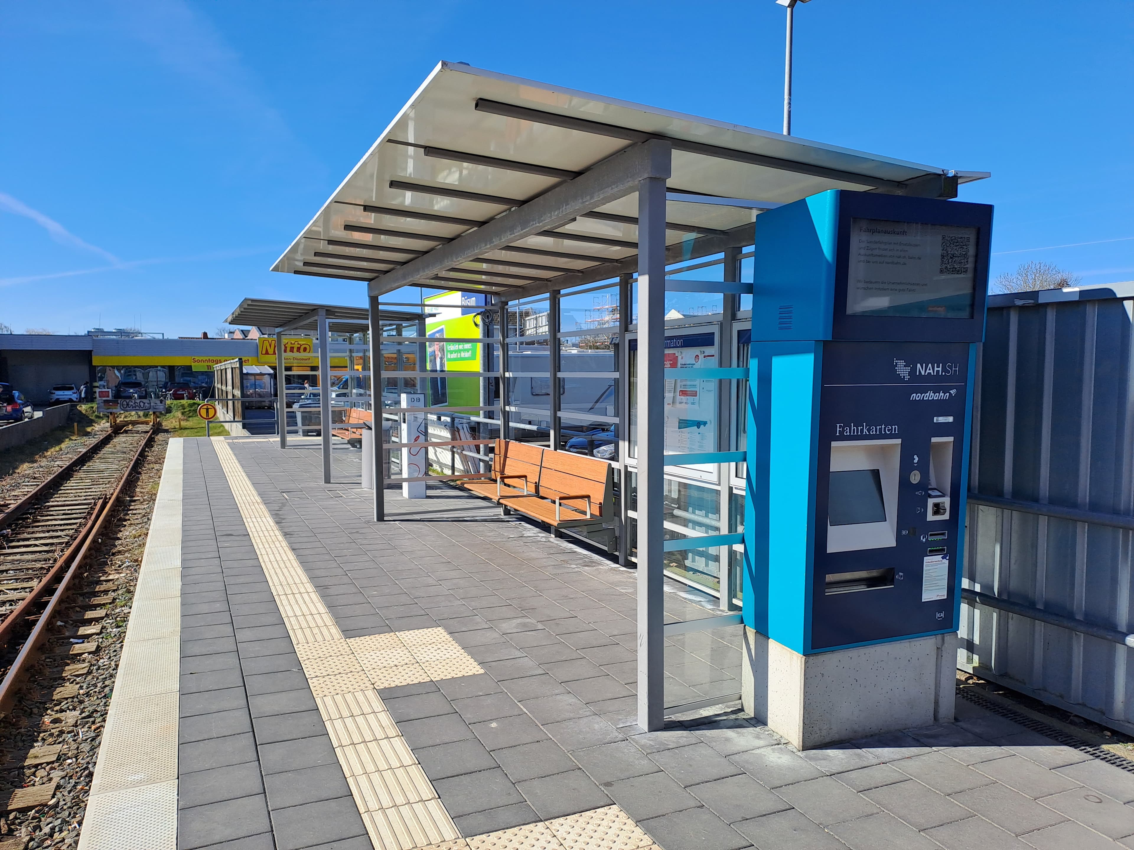 Im Bild der neu gestaltete Bahnsteig mit Blindenleitstreifen und Wetterschutzhaus