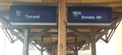 Die alten einzeiligen Anzeiger an beiden Bahnsteigkanten