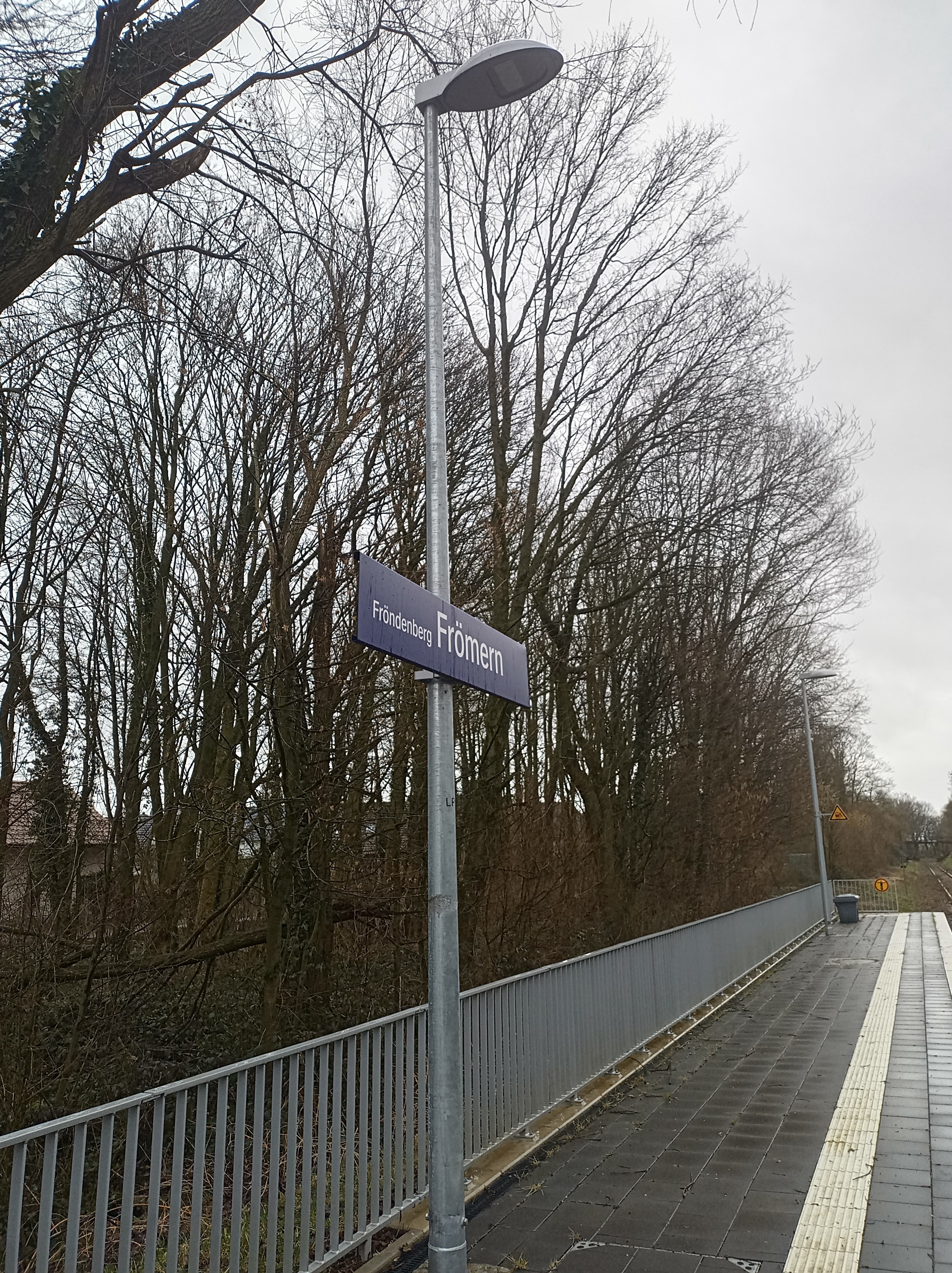 Blick auf das Bahnhofsschild ohne Hinweis auf das Rauverbot am Bahnhof.