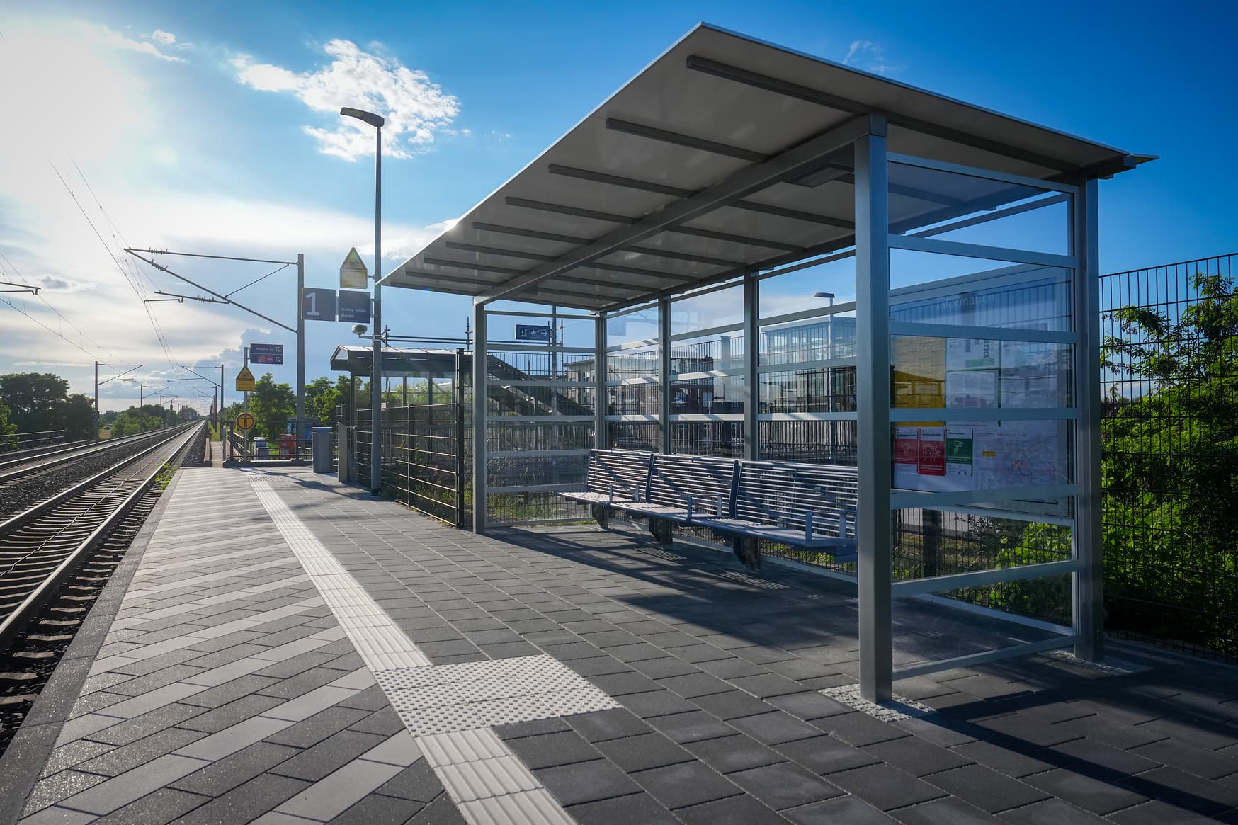Ein transparentes Wetterschutzhäuschen ist mit einem Aufmerksamkeitsfeld markiert.