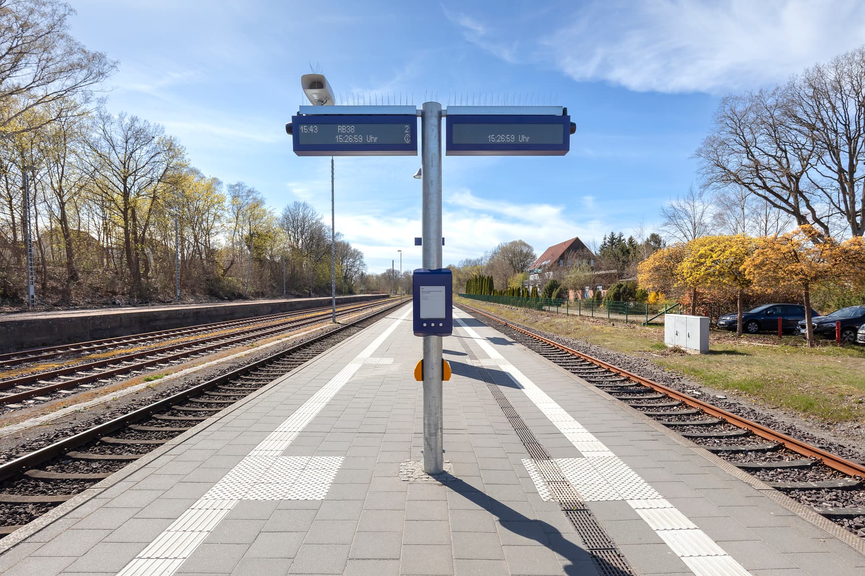 Detailaufnahme Dynamischer Schriftenanzeiger zweizeilig und dem digitalen Aushang Baukommunikation.