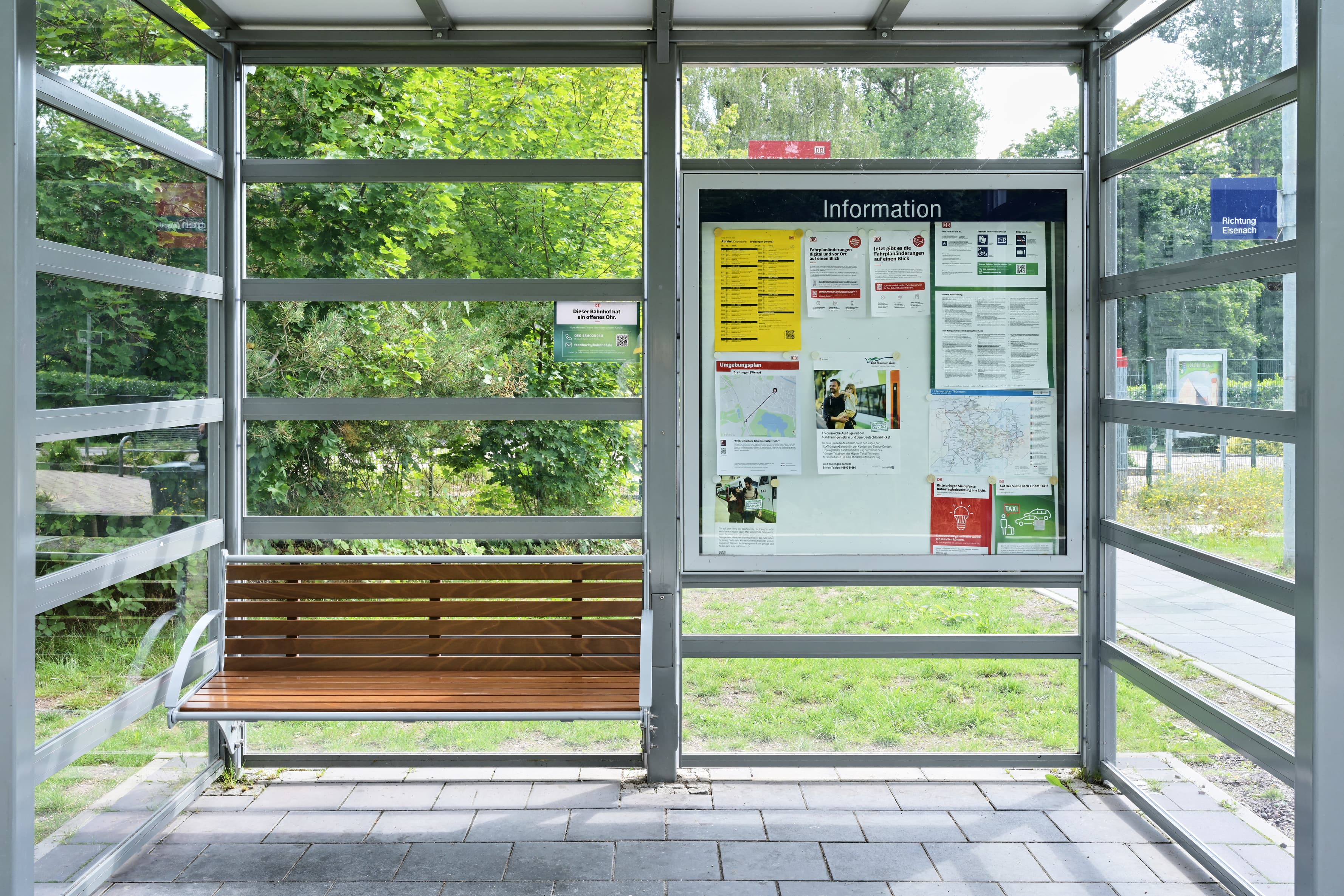 Volltransparentes Wetterschutzhaus inkl. Vitrine und einer holzbelatteten Bank