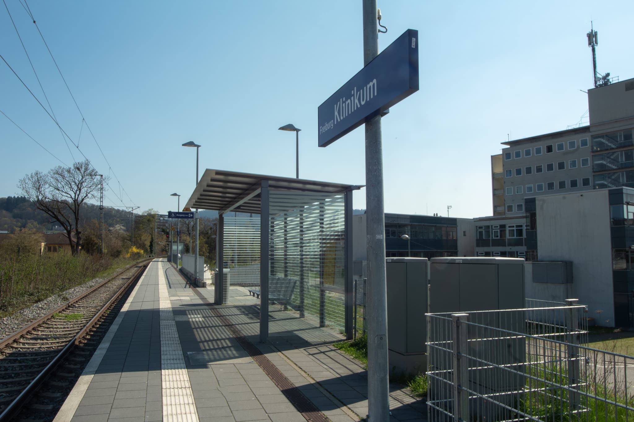 Neue Beschilderung am Bahnsteig.