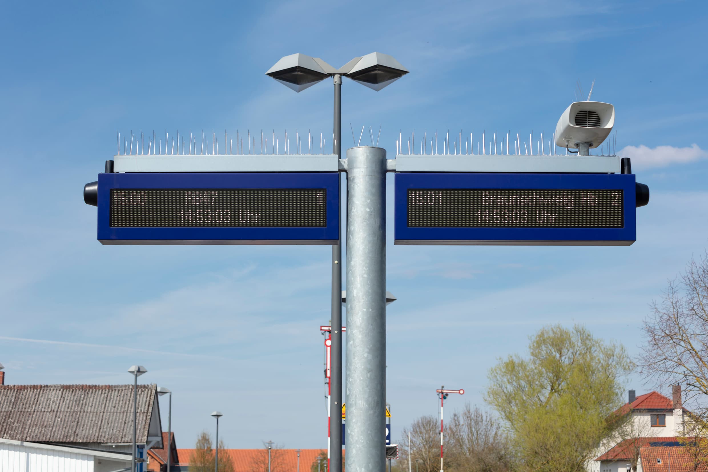Zweizeilige Zugzielanzeiger am Bahnhof.