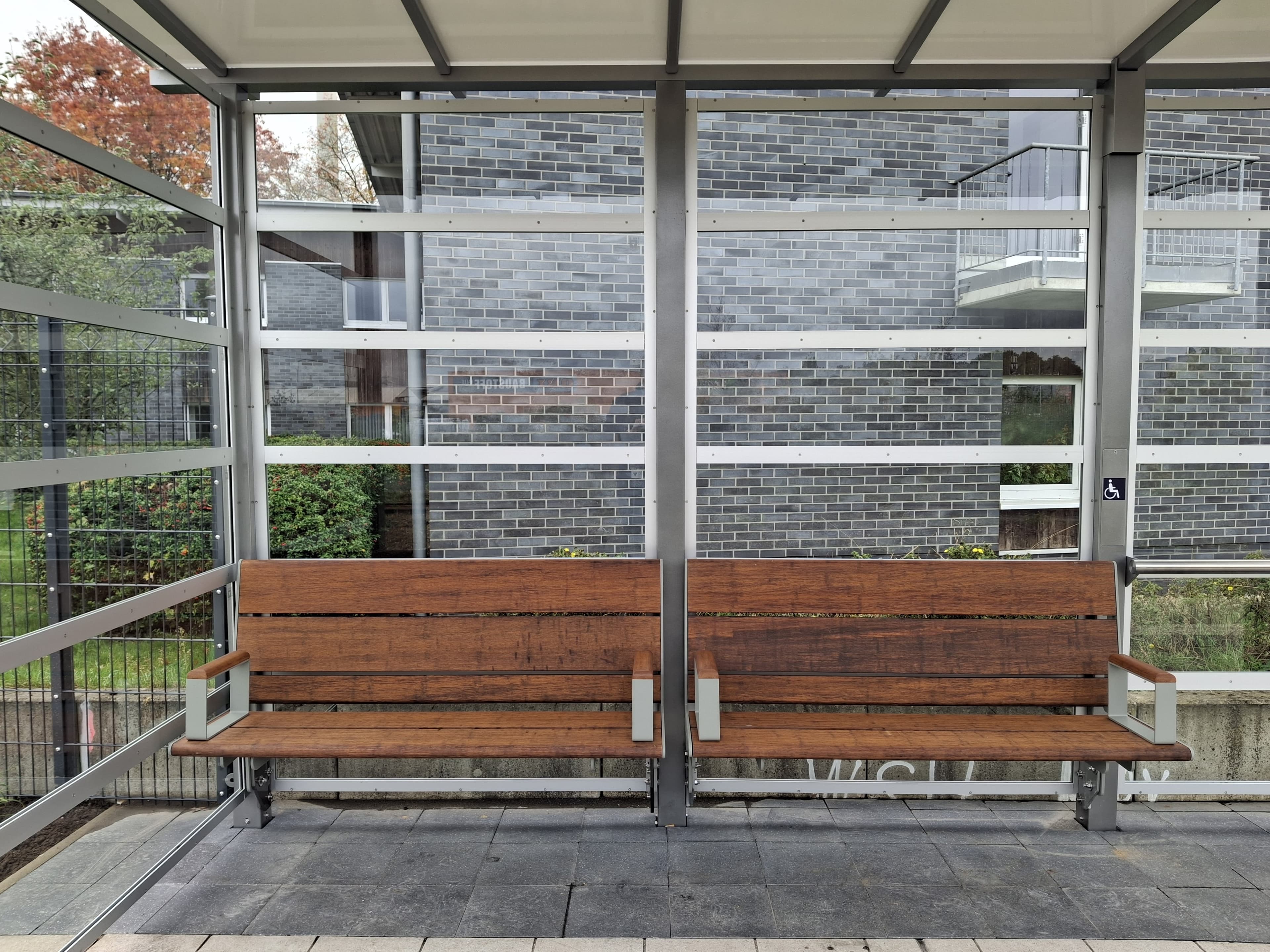 Die neuen Sitzmöglichkeiten in Bambus unter dem Wetterschutz.